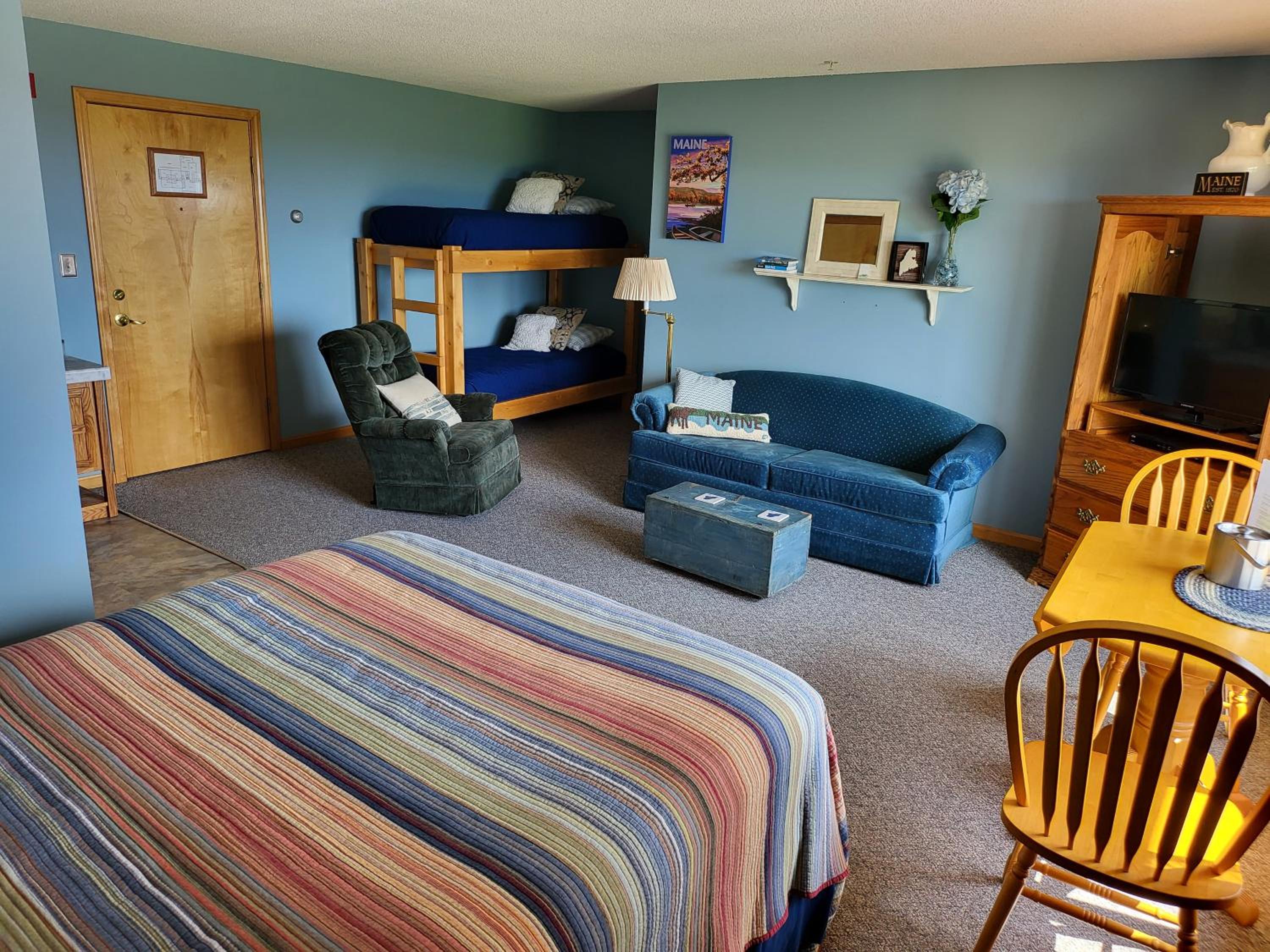 Family Room with Mountain View photo 3