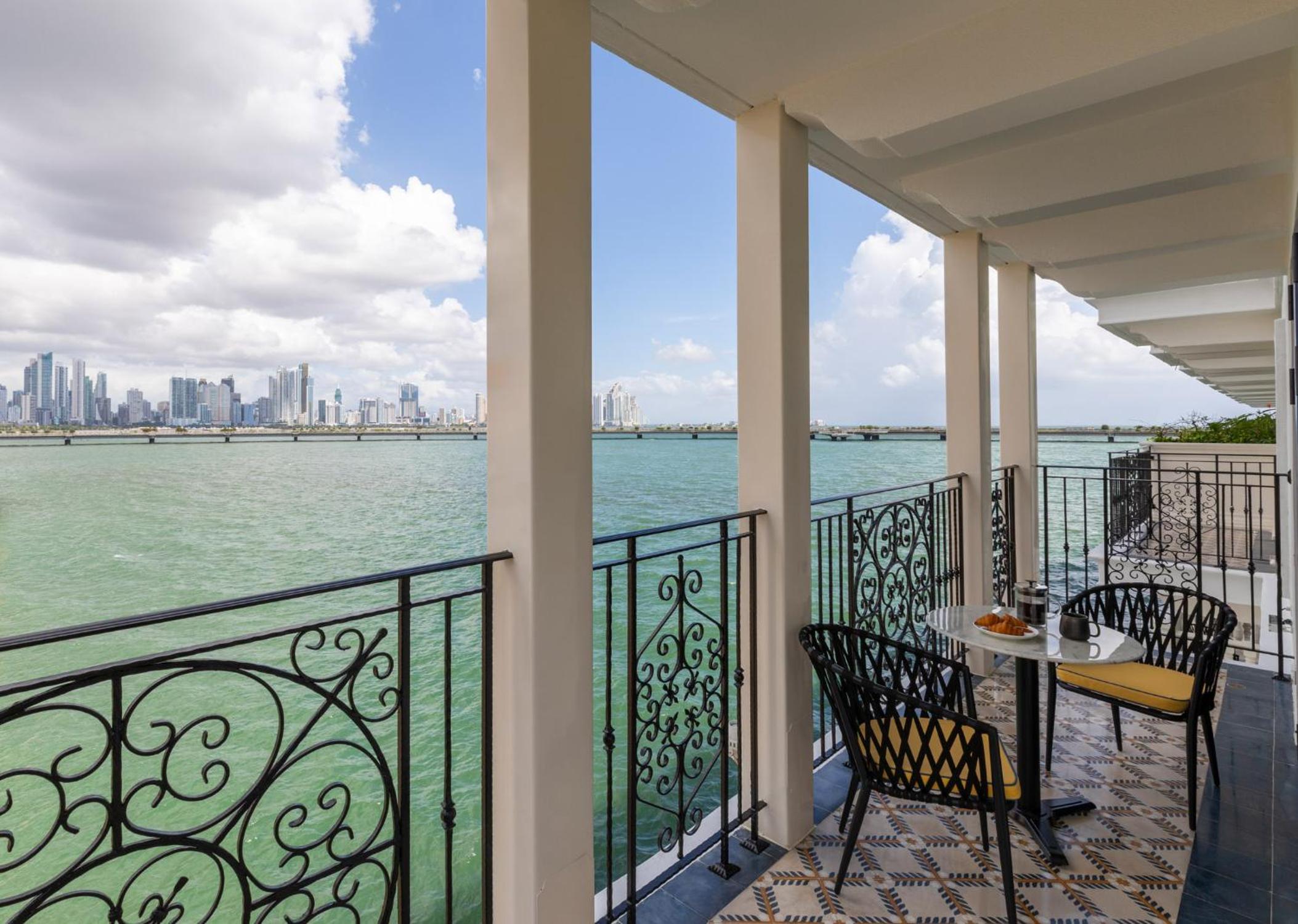Prestige One-Bedroom King Suite - Oceanfront - Photo 4