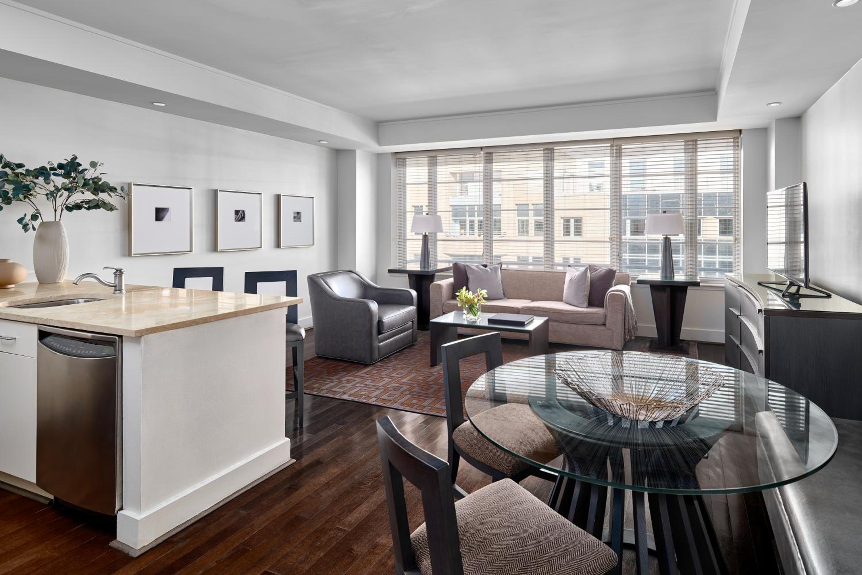 One Bedroom Platinum Suite photo 1