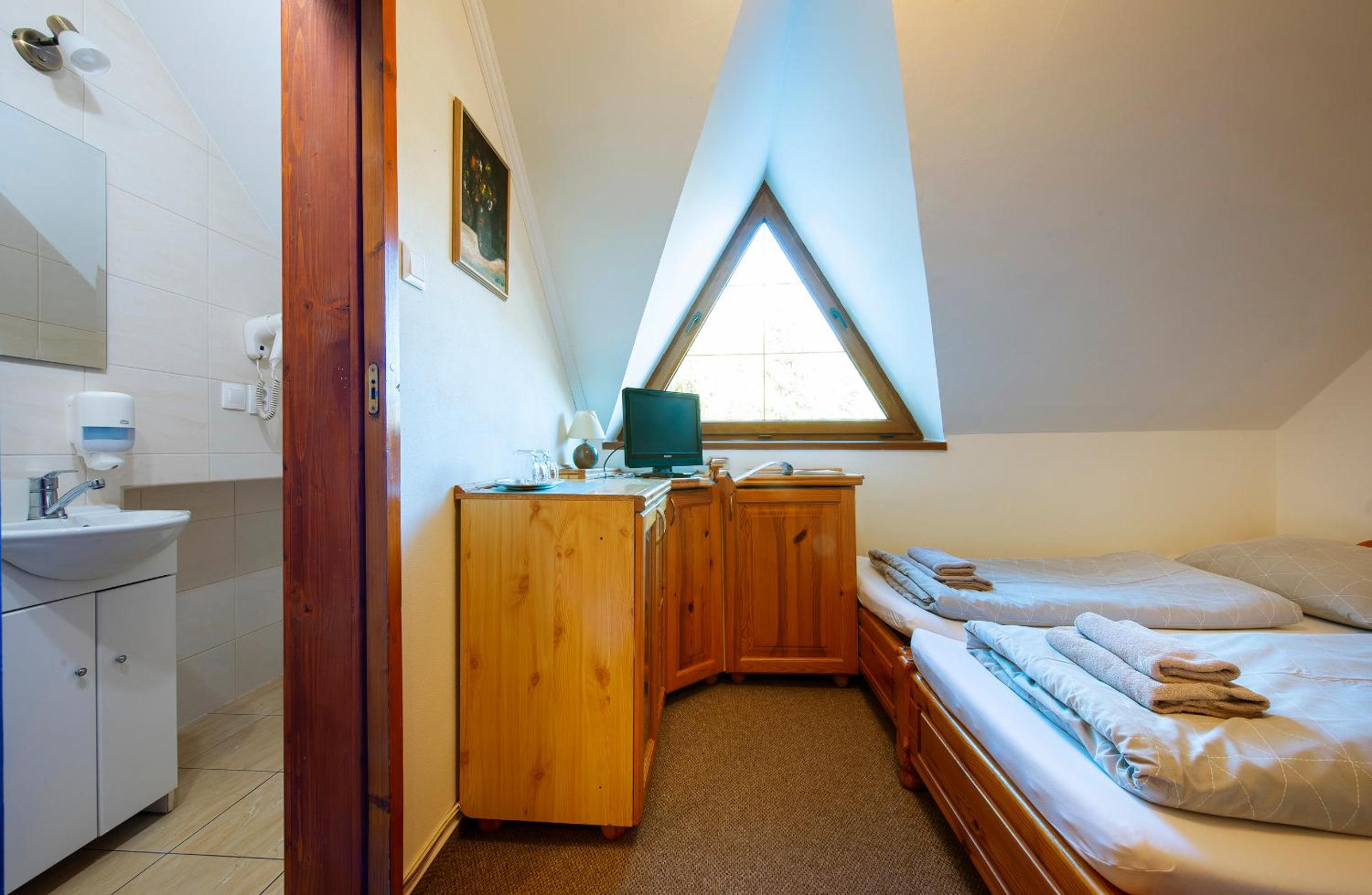 Economy Twin Room - Photo 2