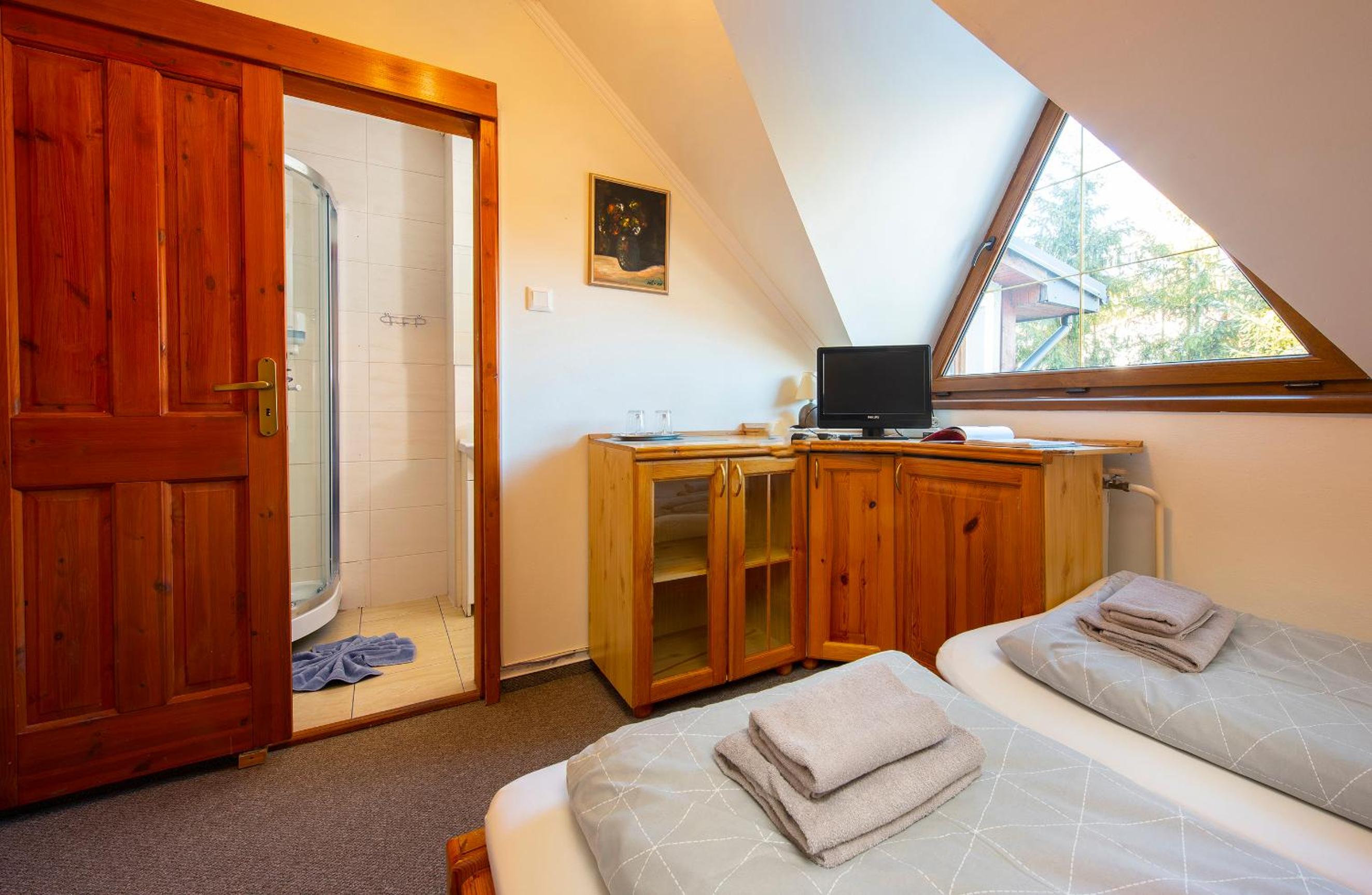 Economy Twin Room - Photo 6