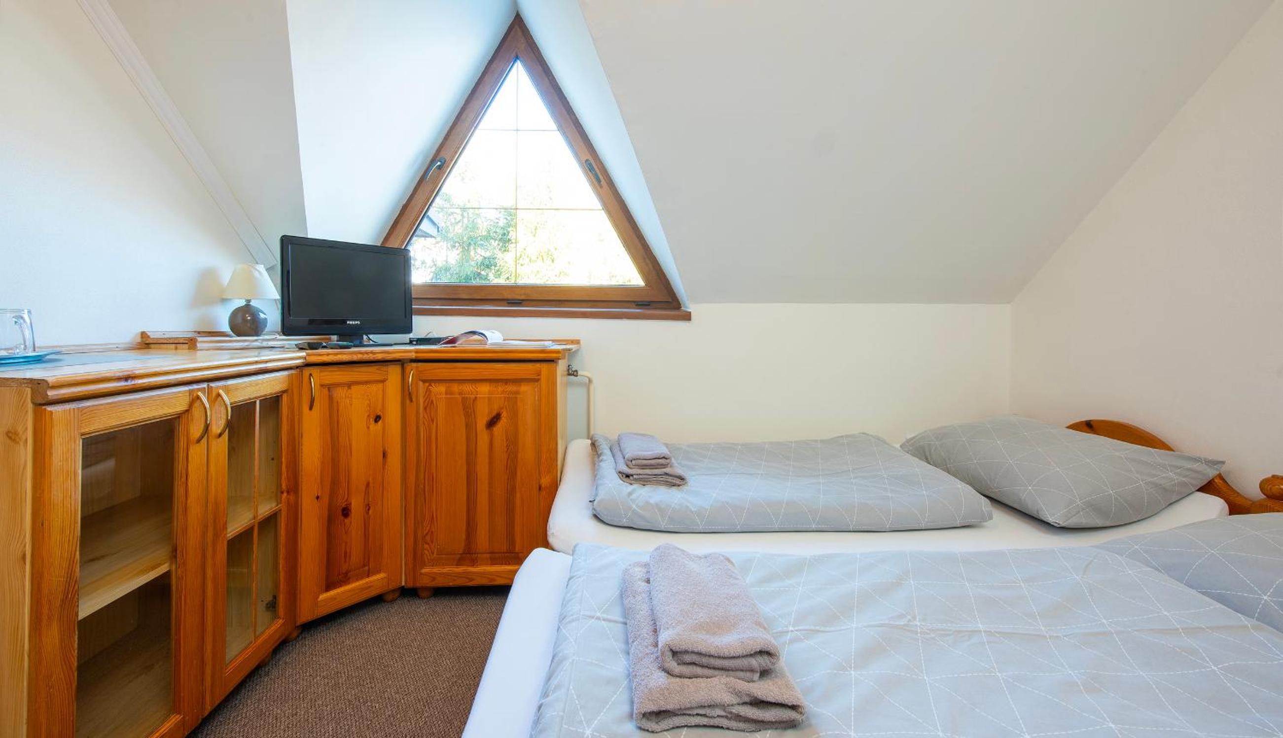 Economy Twin Room - Photo 3