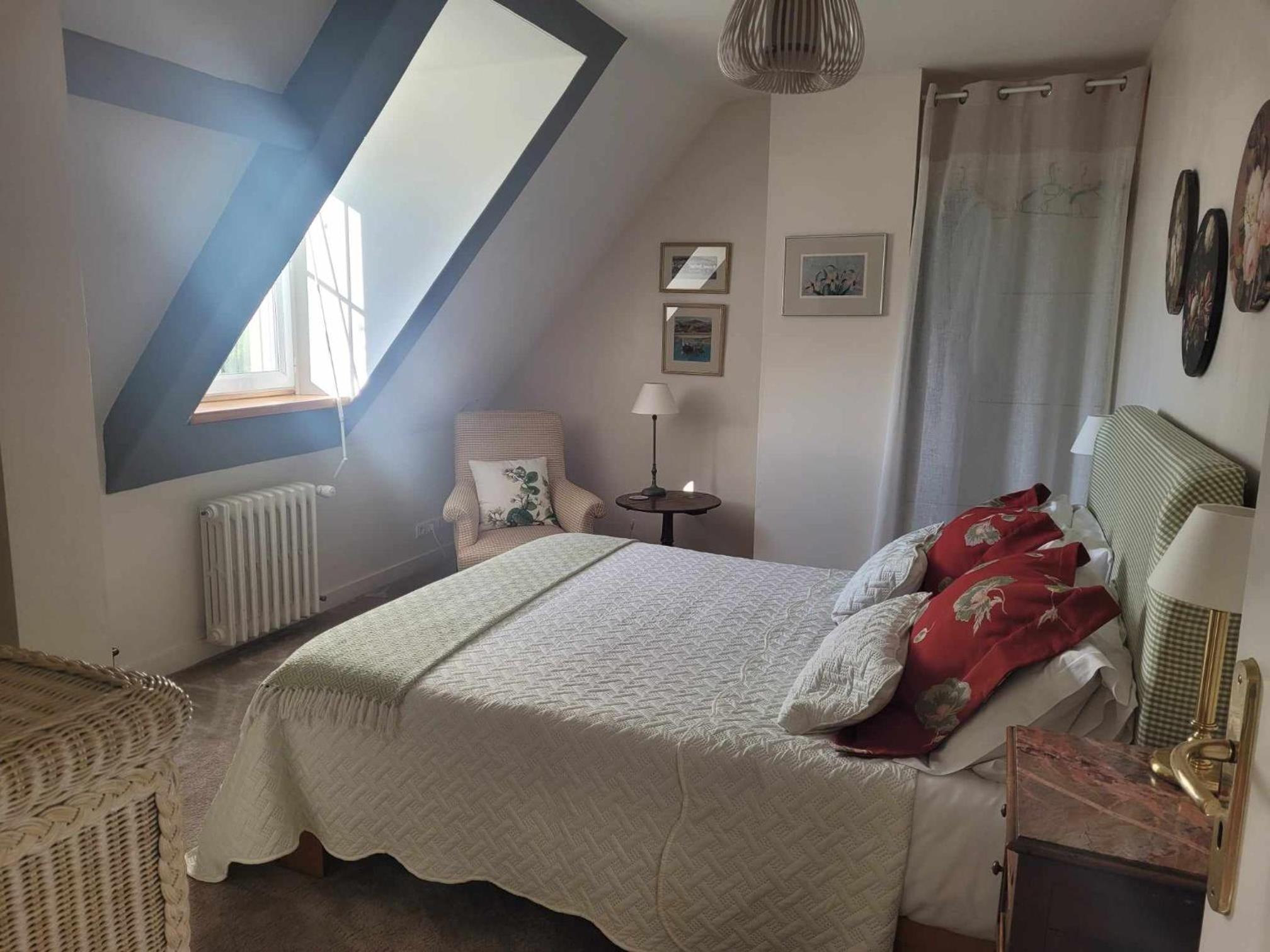 Deluxe Double Room with Bath - Photo 3