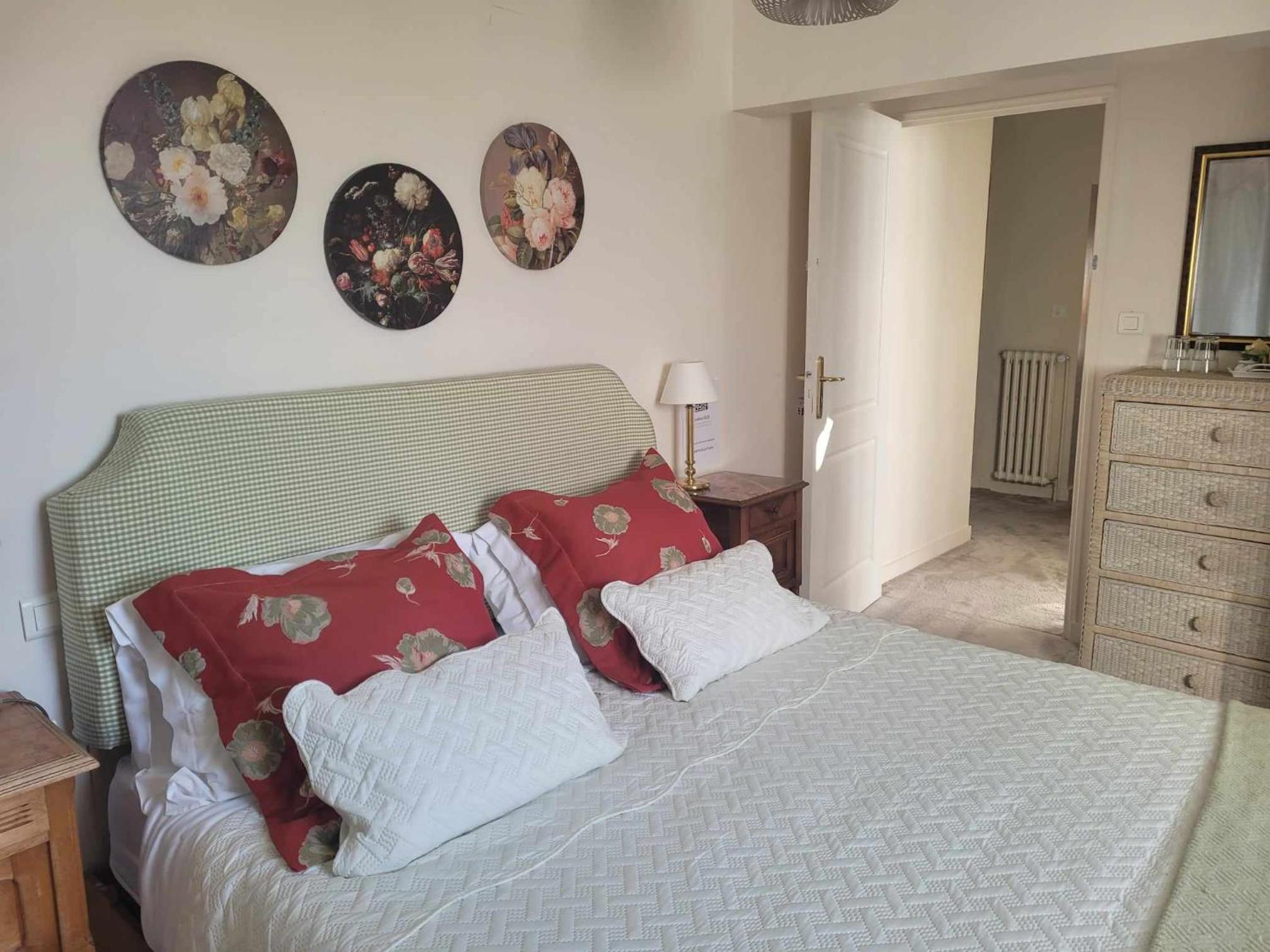 Deluxe Double Room with Bath - Photo 4