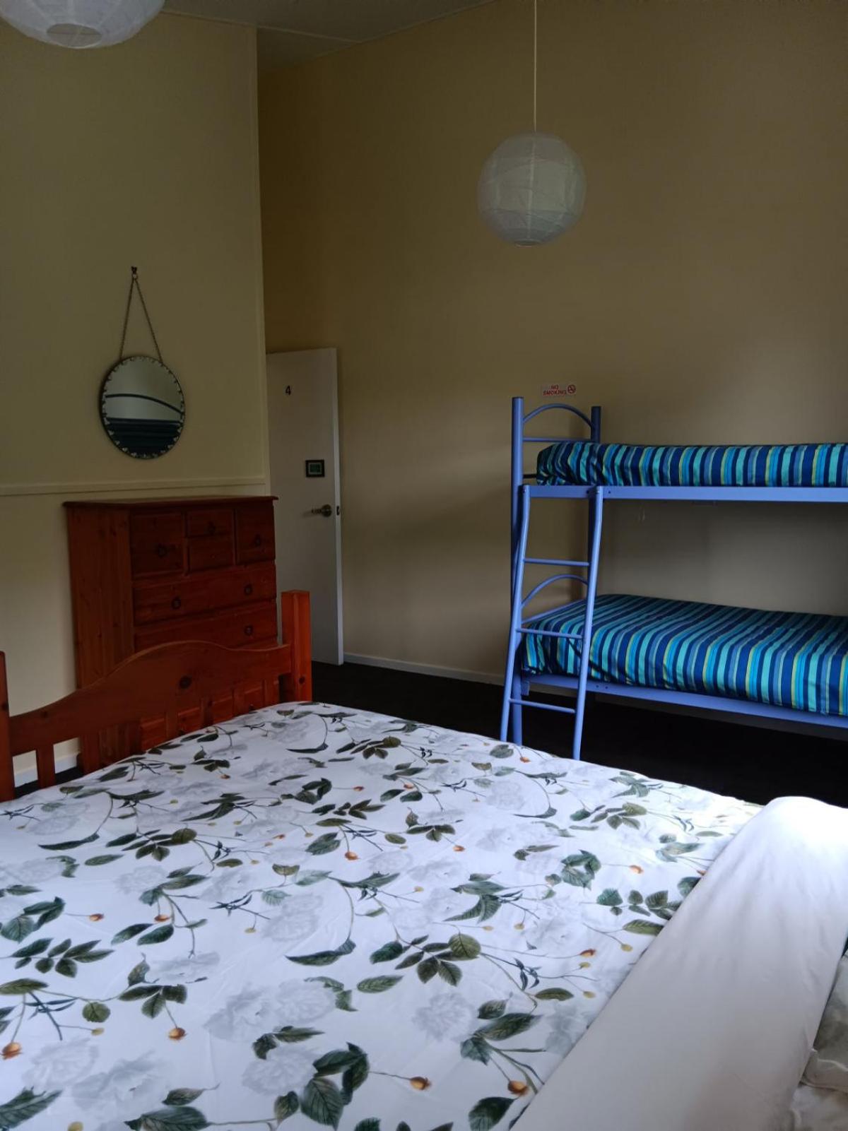 Quadruple Room with Private Bathroom photo 1