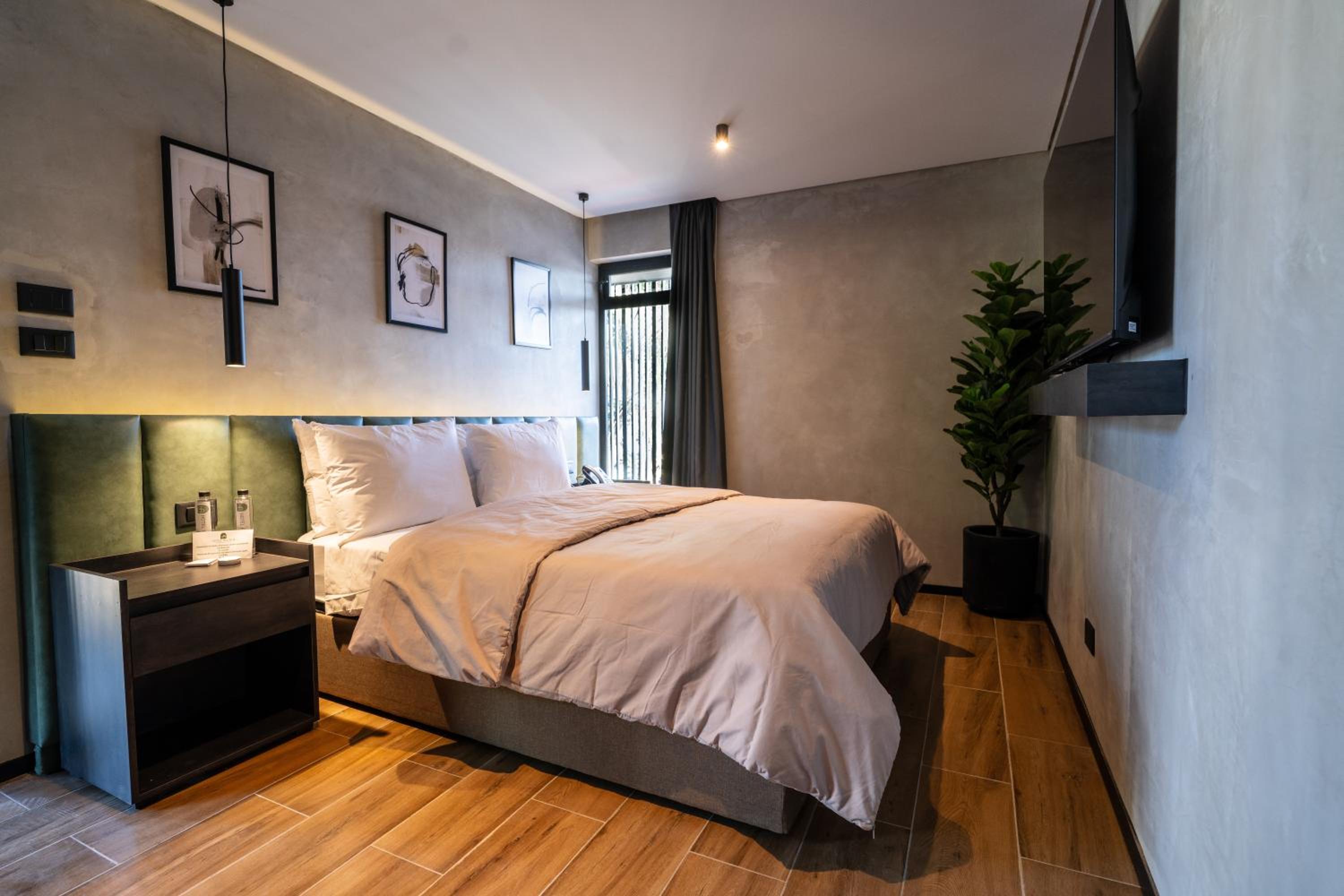 Standard Queen Room