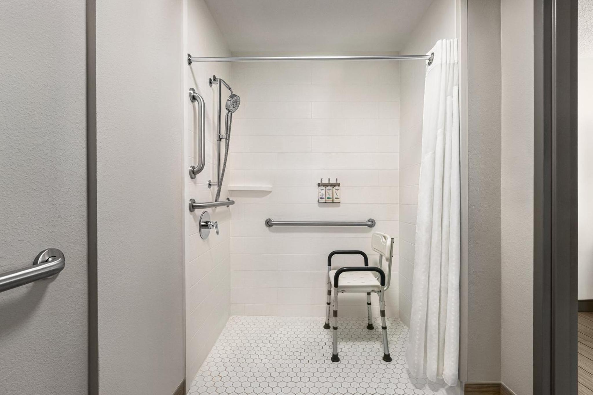 Standard Queen Room with Roll-In Shower - Communications and Mobility Accessible - Photo 8