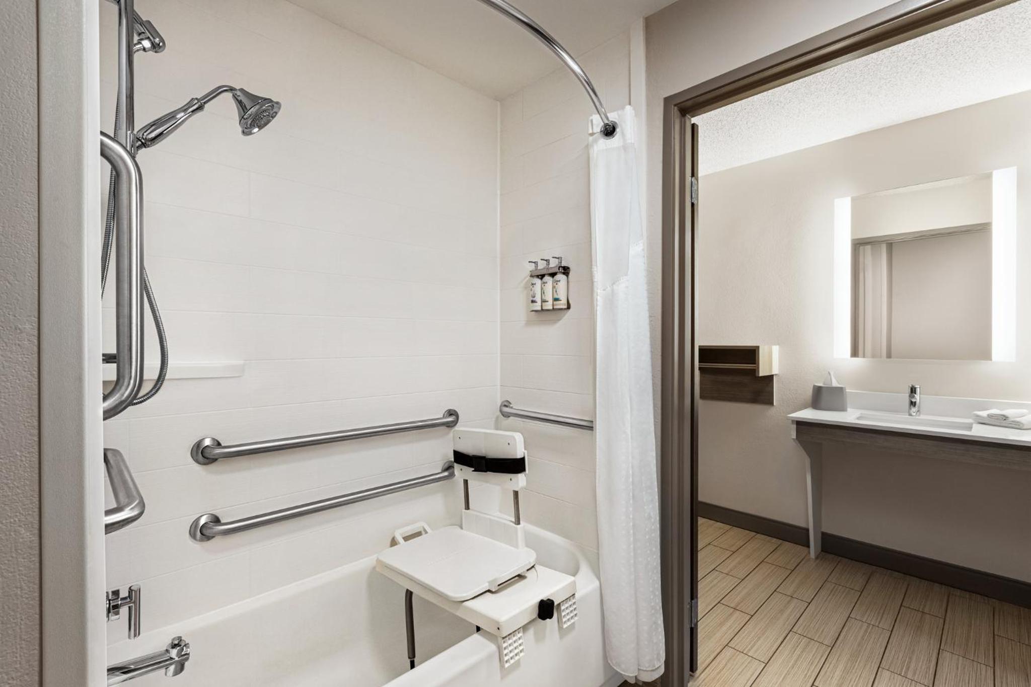 Queen Room with Mobility Accessible Tub - Non-Smoking - Photo 5