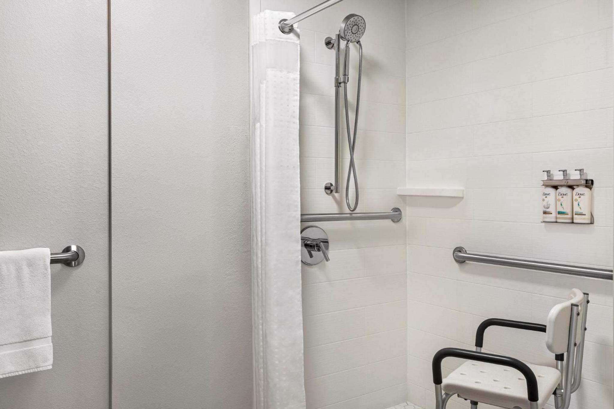 Standard Queen Room with Roll-In Shower - Communications and Mobility Accessible - Photo 12