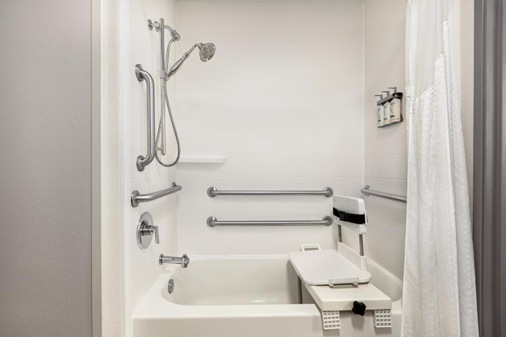 Queen Room with Mobility Accessible Tub - Non-Smoking - Photo 2