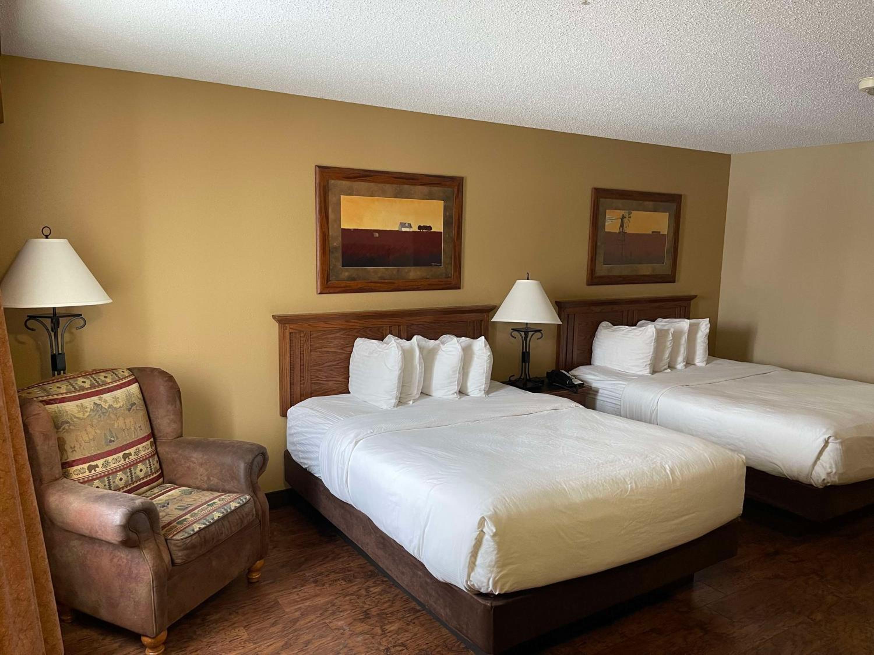 Queen Room with Two Queen Beds and Bath Tub - Disability Access/Non-Smoking  photo 3
