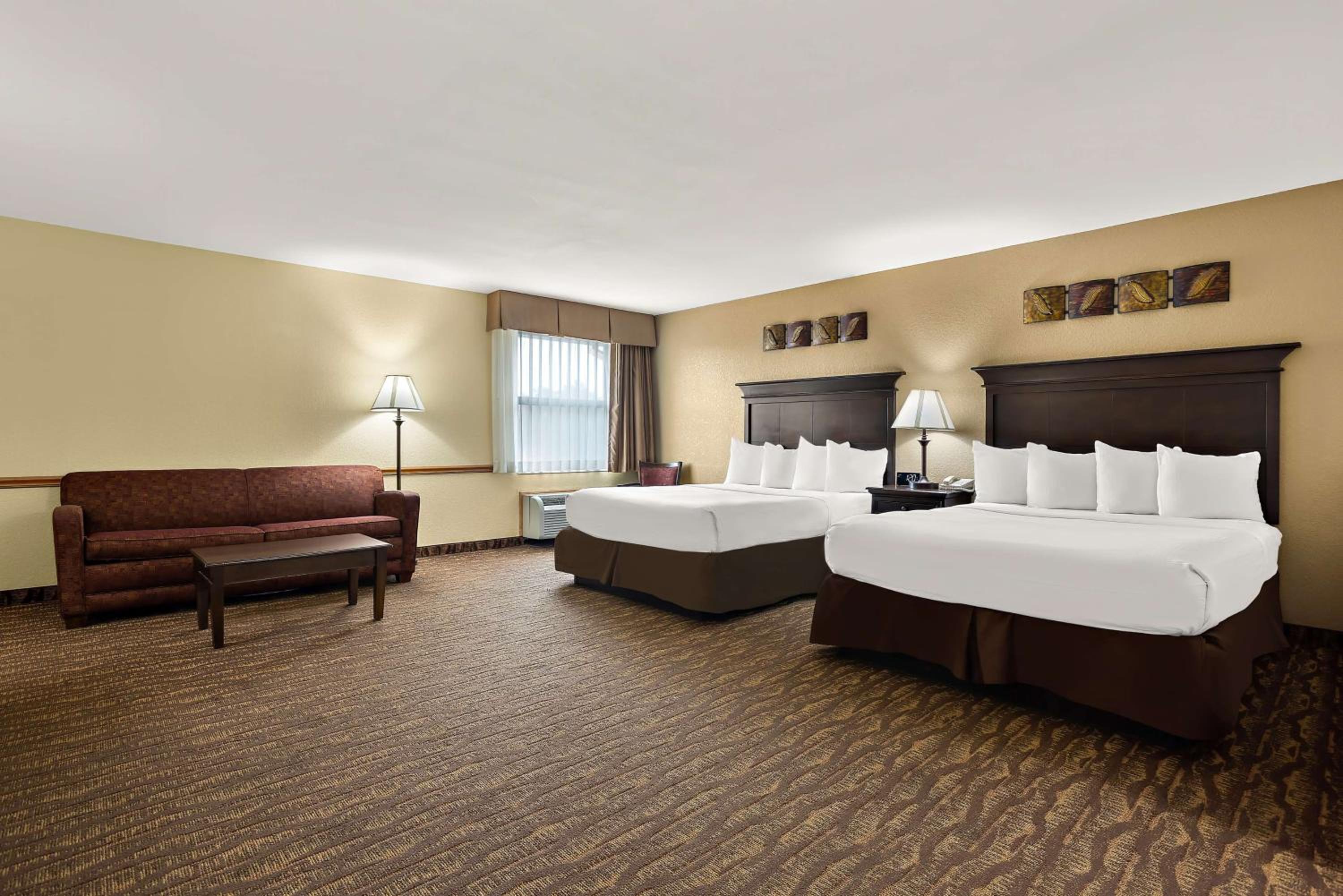 Suite with Queen Bed and Sofa Bed - Non-Smoking - Photo 3