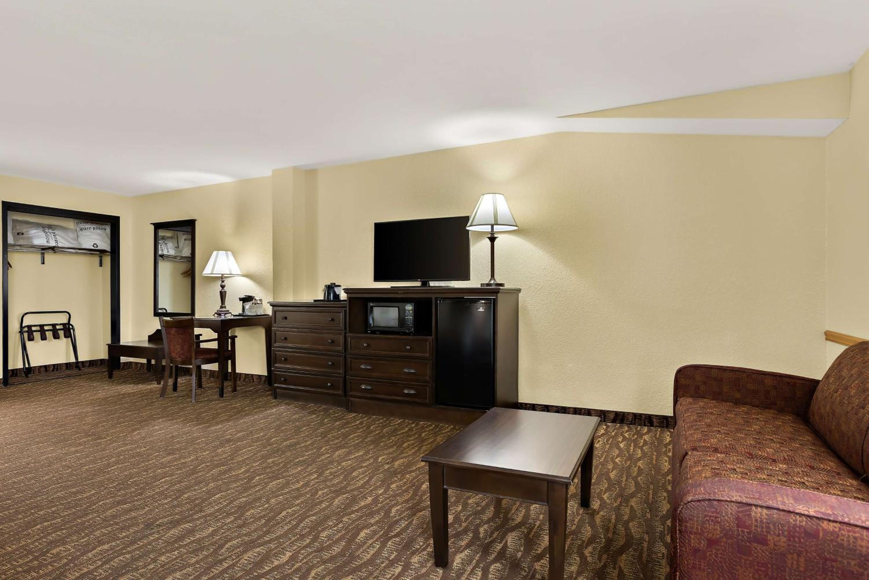 Suite with Queen Bed and Sofa Bed - Non-Smoking - Photo 5