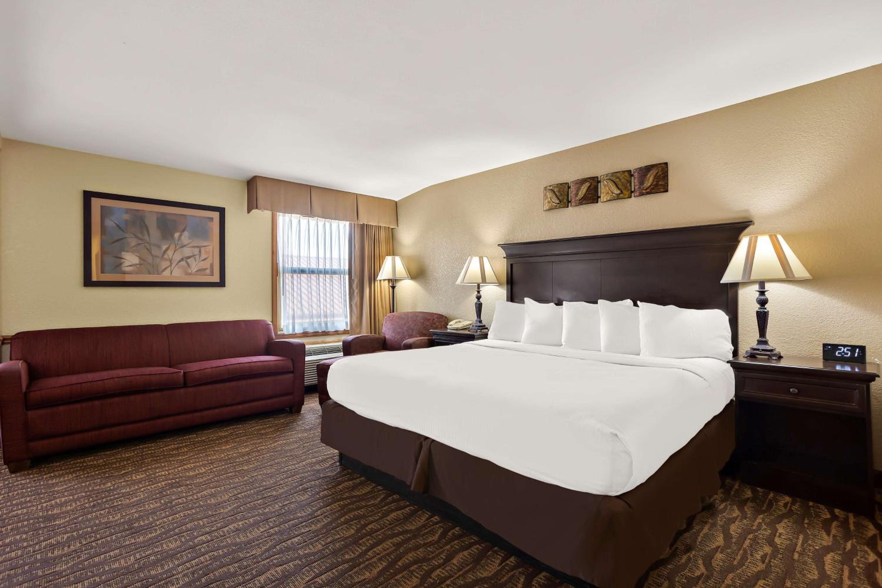 Suite with King Bed and Jet Tub - Non-Smoking - Photo 1