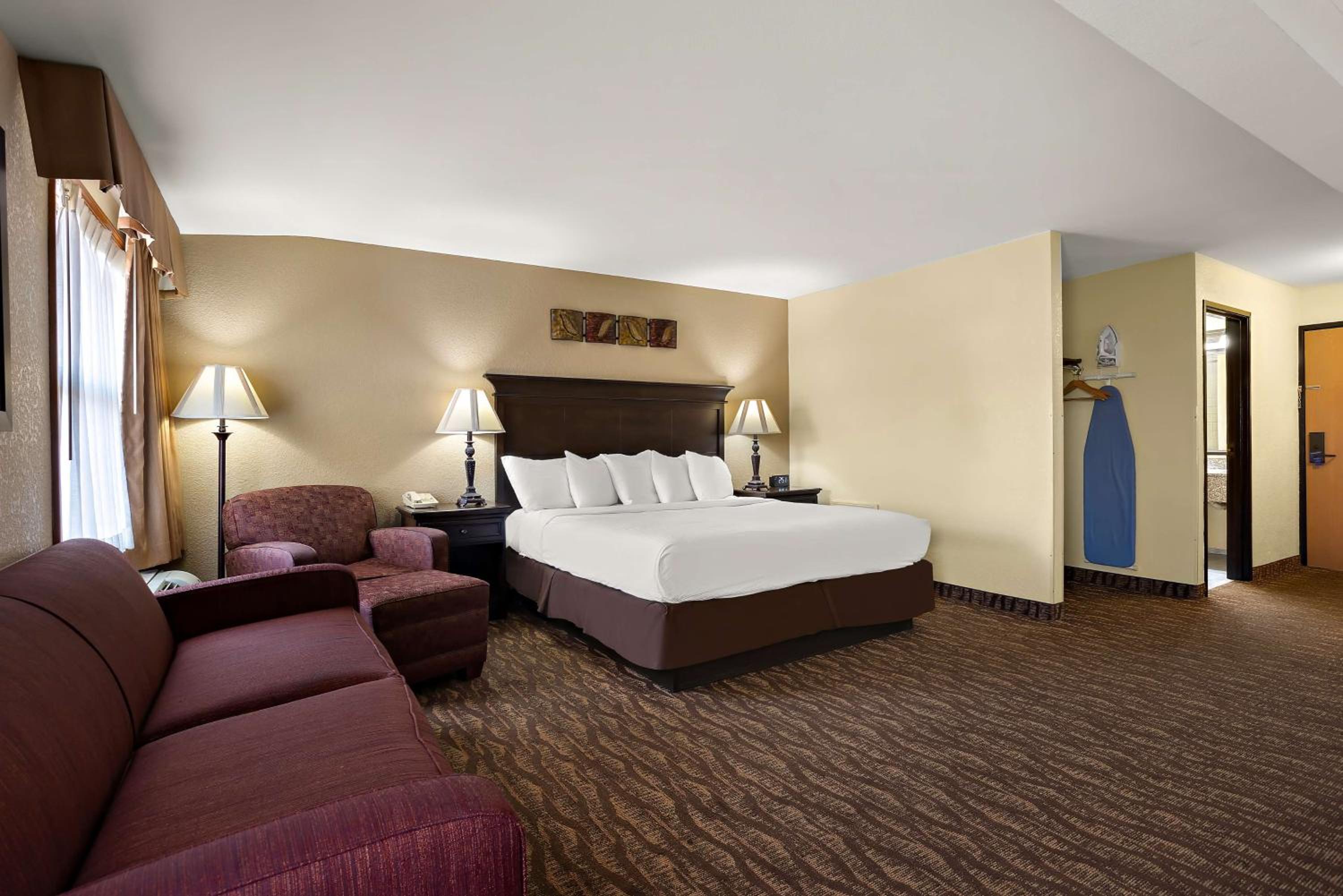 Suite with King Bed and Jet Tub - Non-Smoking - Photo 6