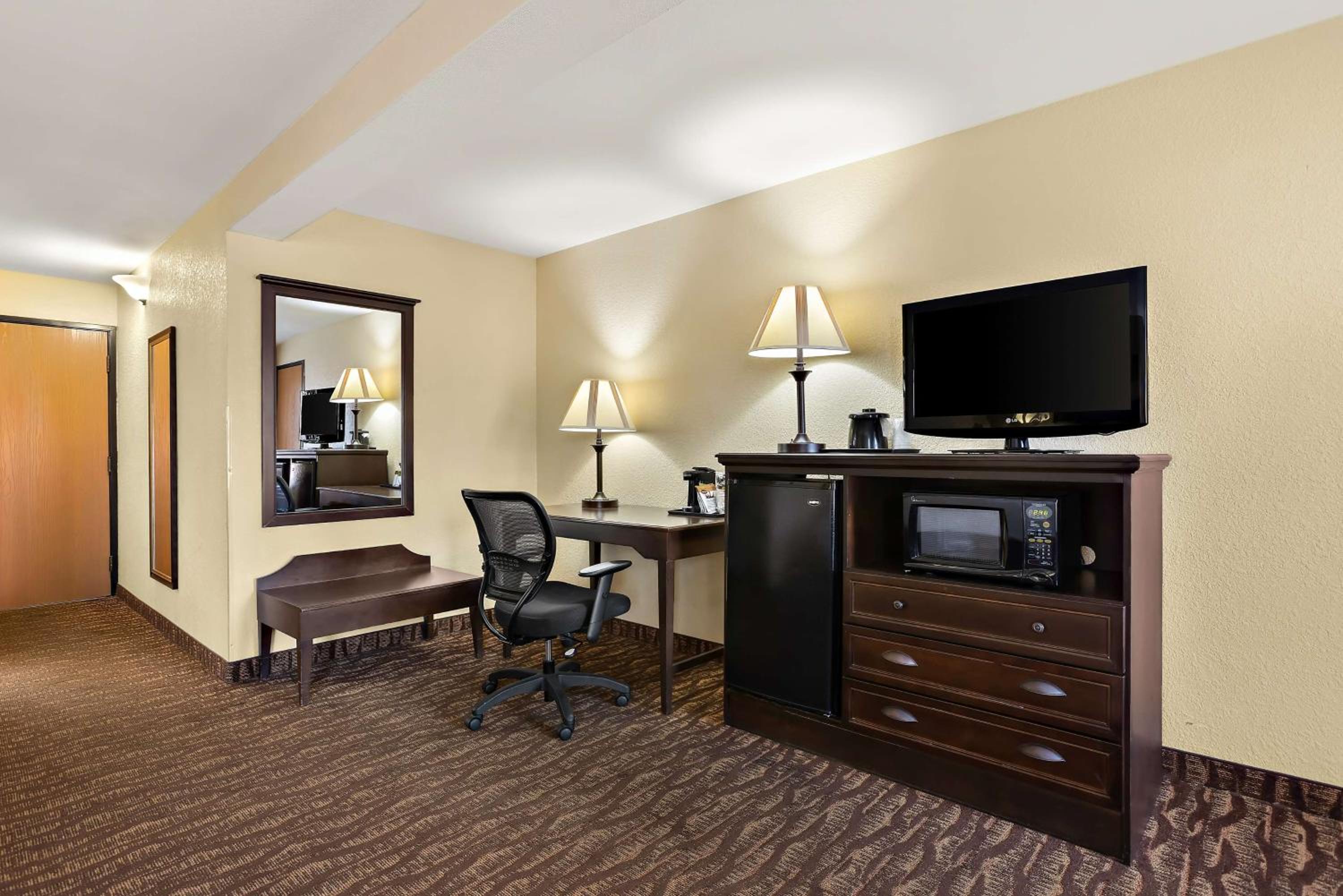 Suite with King Bed and Jet Tub - Non-Smoking - Photo 2