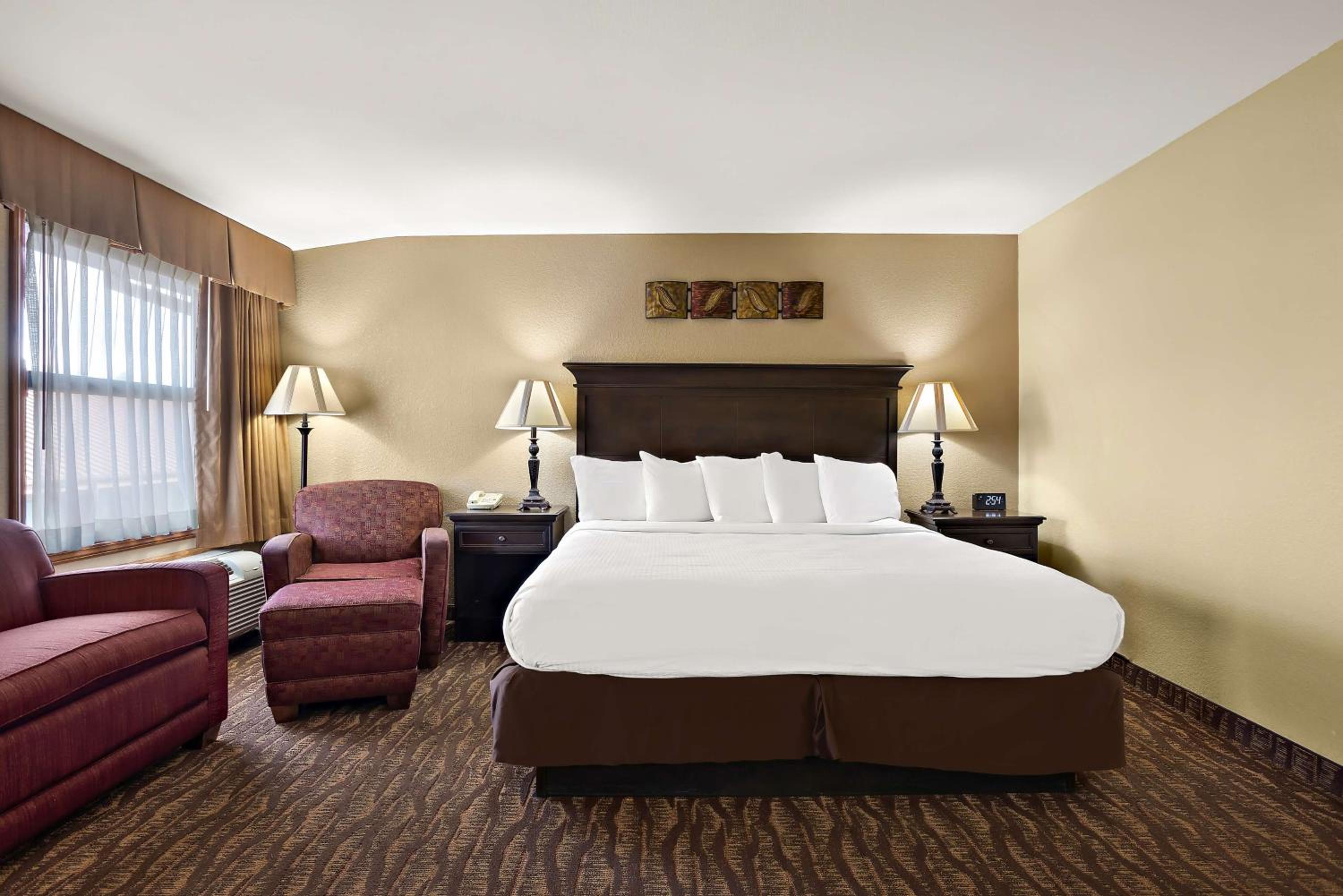 King Room With King Bed - Non-Smoking - Photo 1