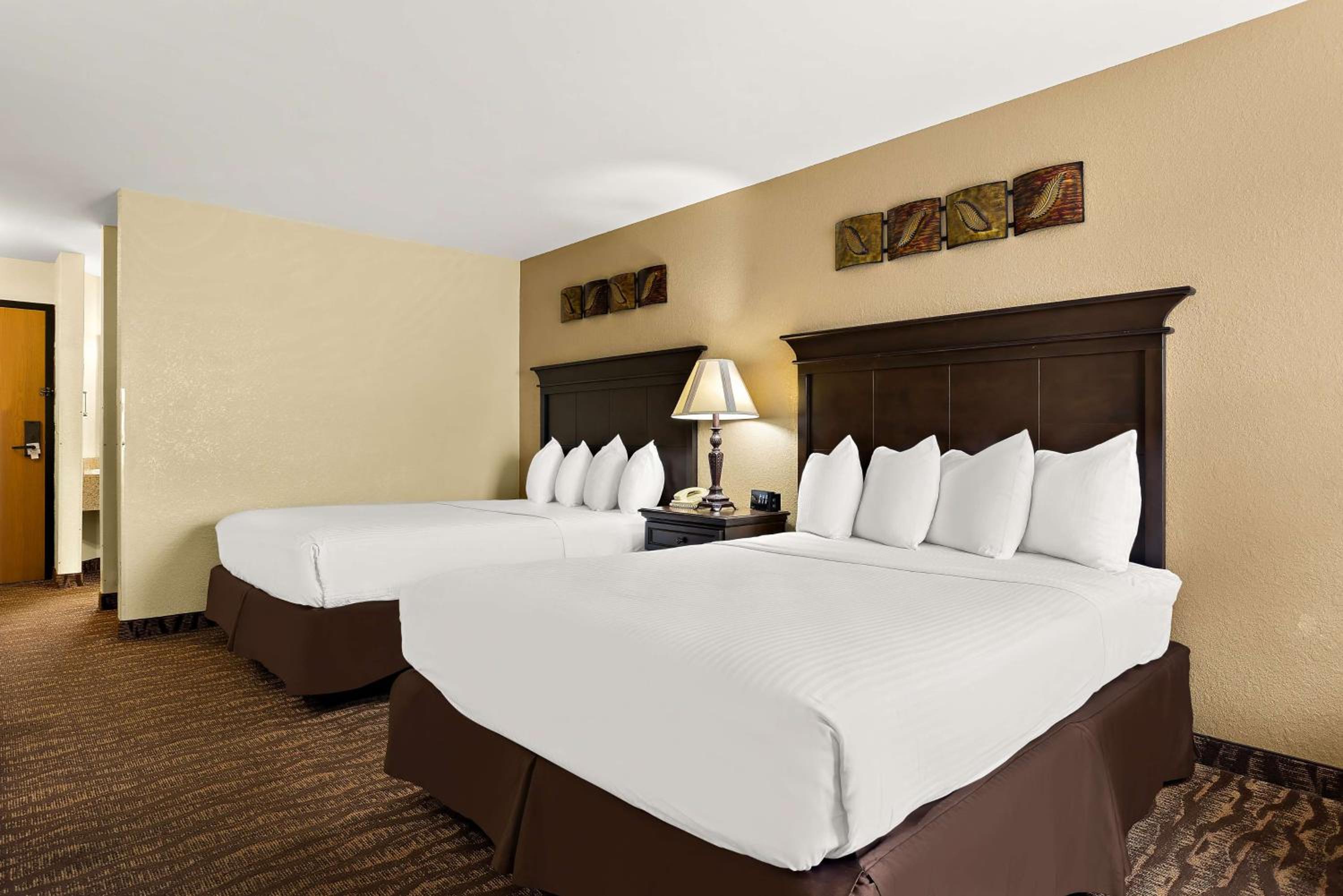 Queen Room with Two Queen Beds - Non-Smoking - Photo 2