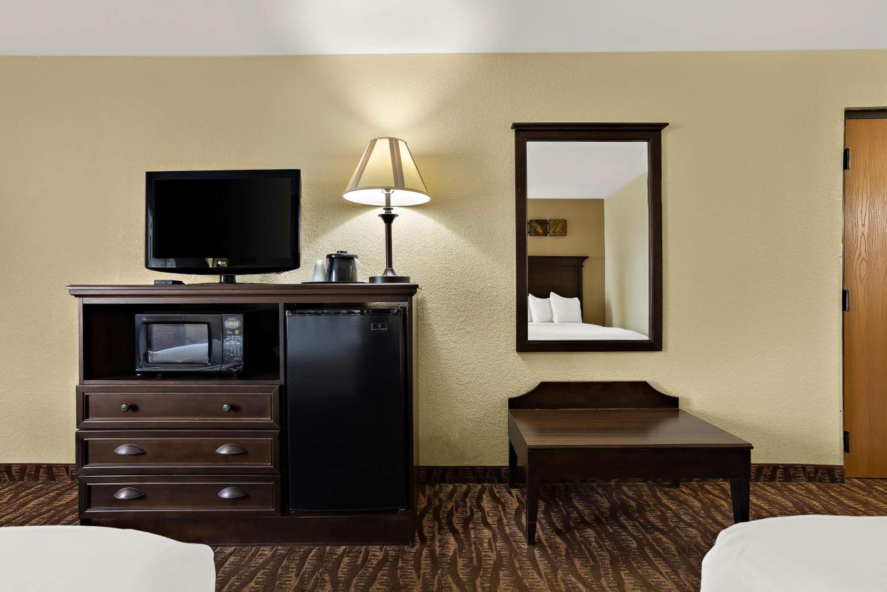 Queen Room with Two Queen Beds - Non-Smoking - Photo 5