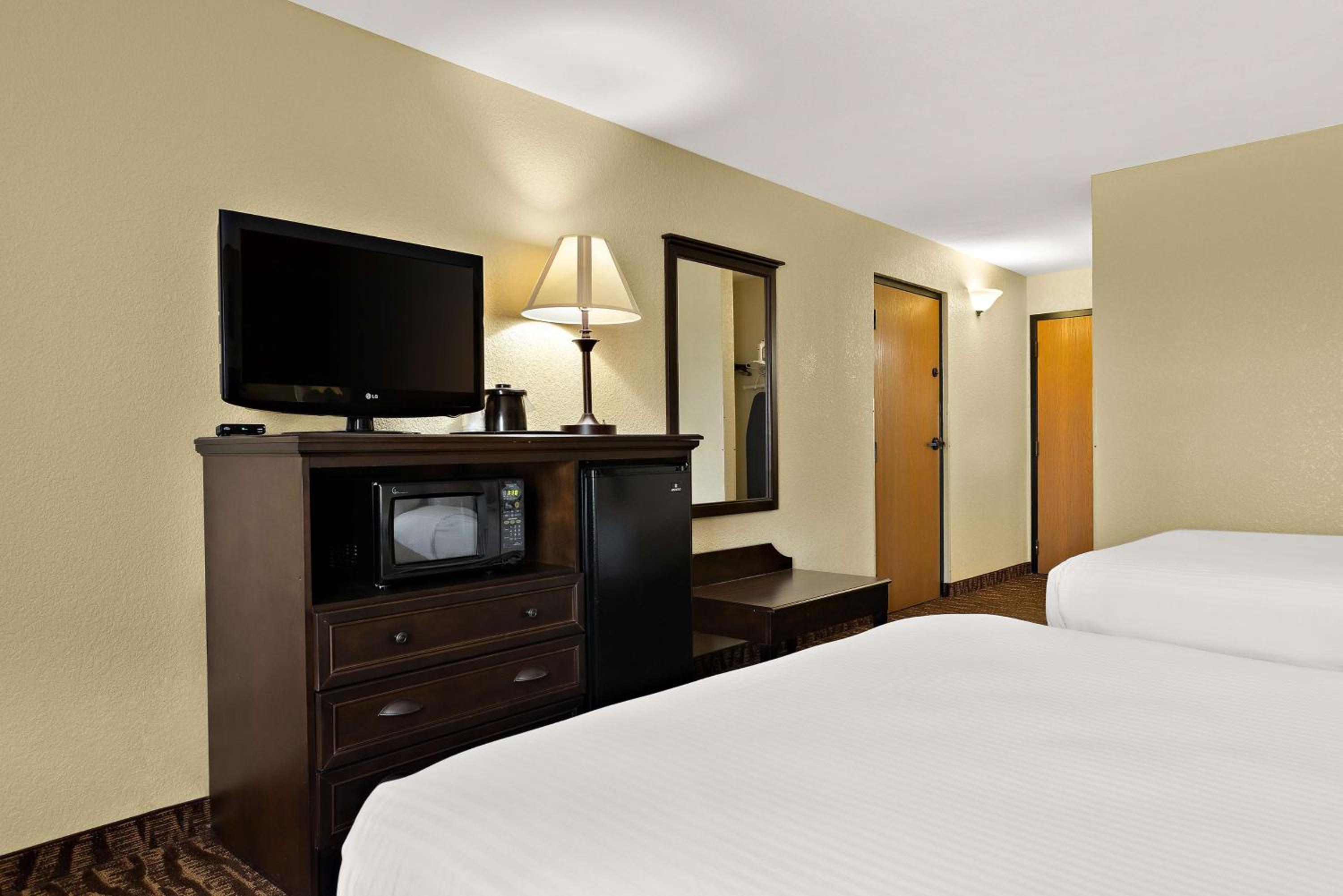Queen Room with Two Queen Beds - Non-Smoking - Photo 4