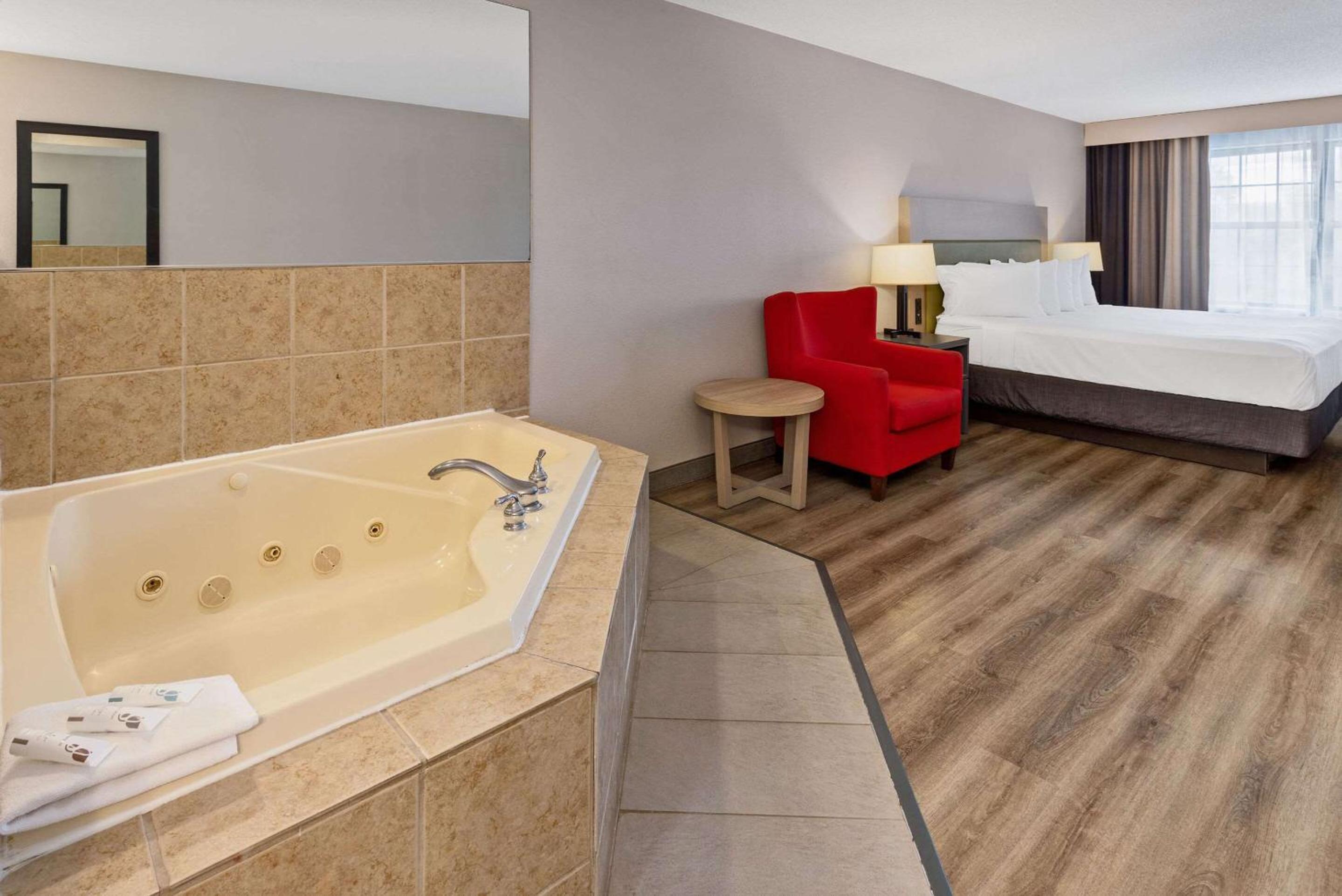 One Room Suite with Whirlpool - Non Smoking/Interior Hall - Photo 4