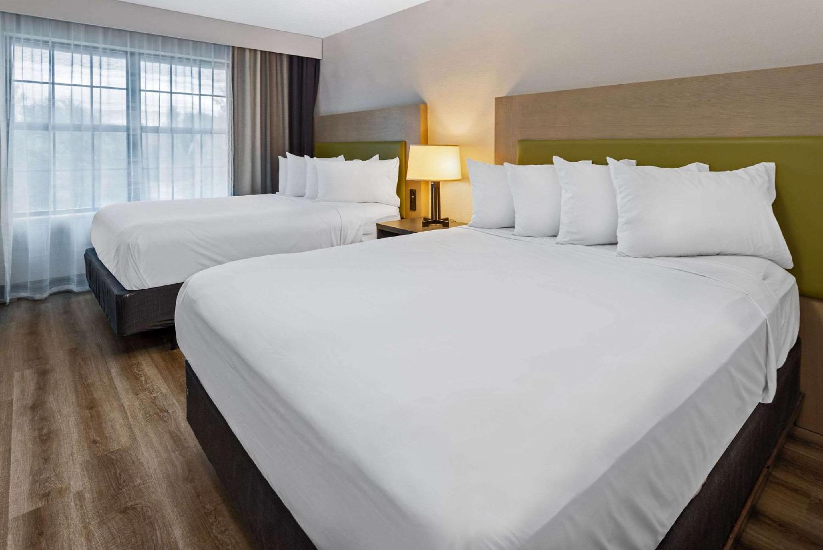 Queen Room with Two Queen Beds - Photo 2
