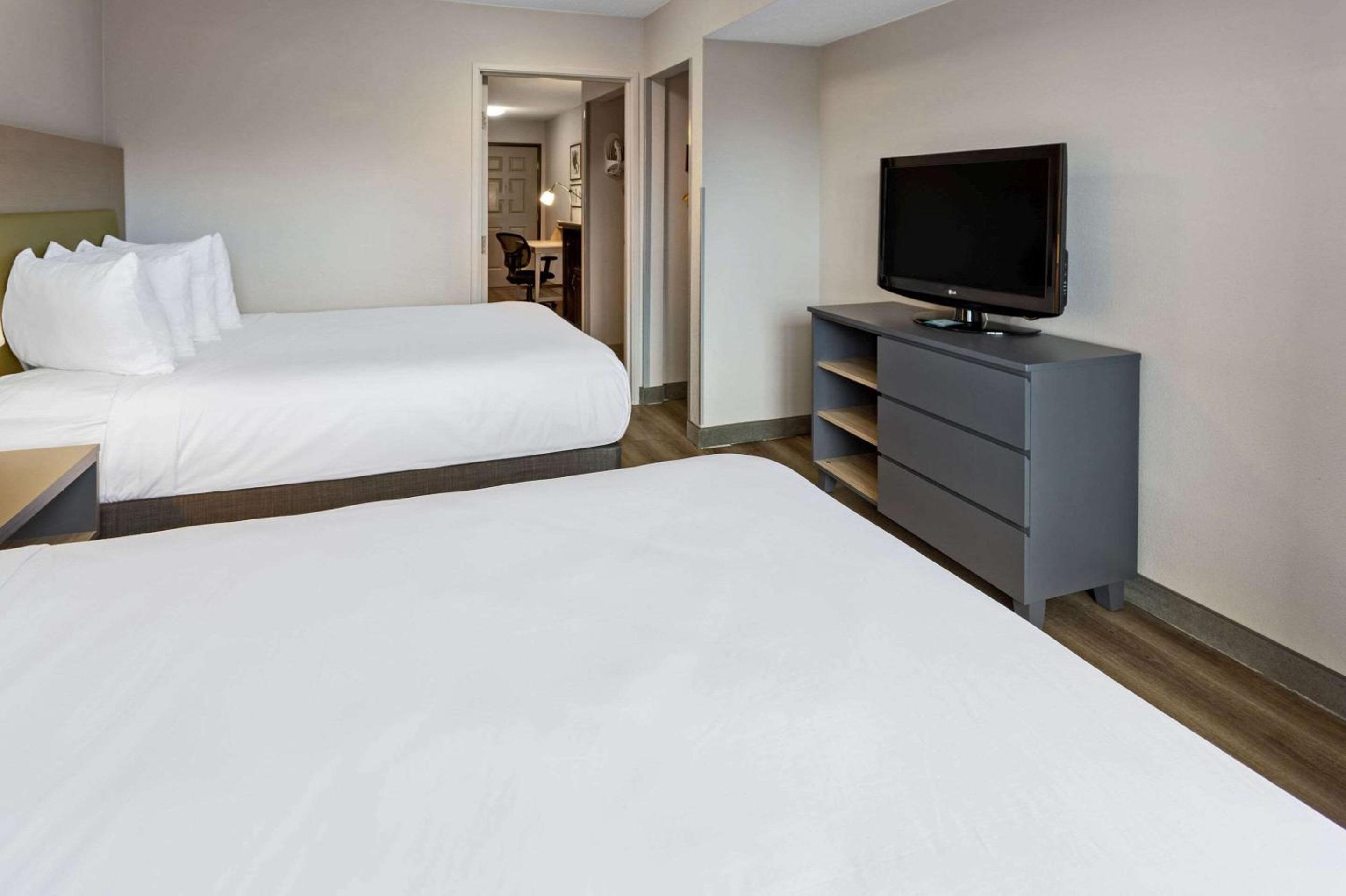 One-Bedroom Suite with Two Queen Beds - Non-Smoking - Photo 4