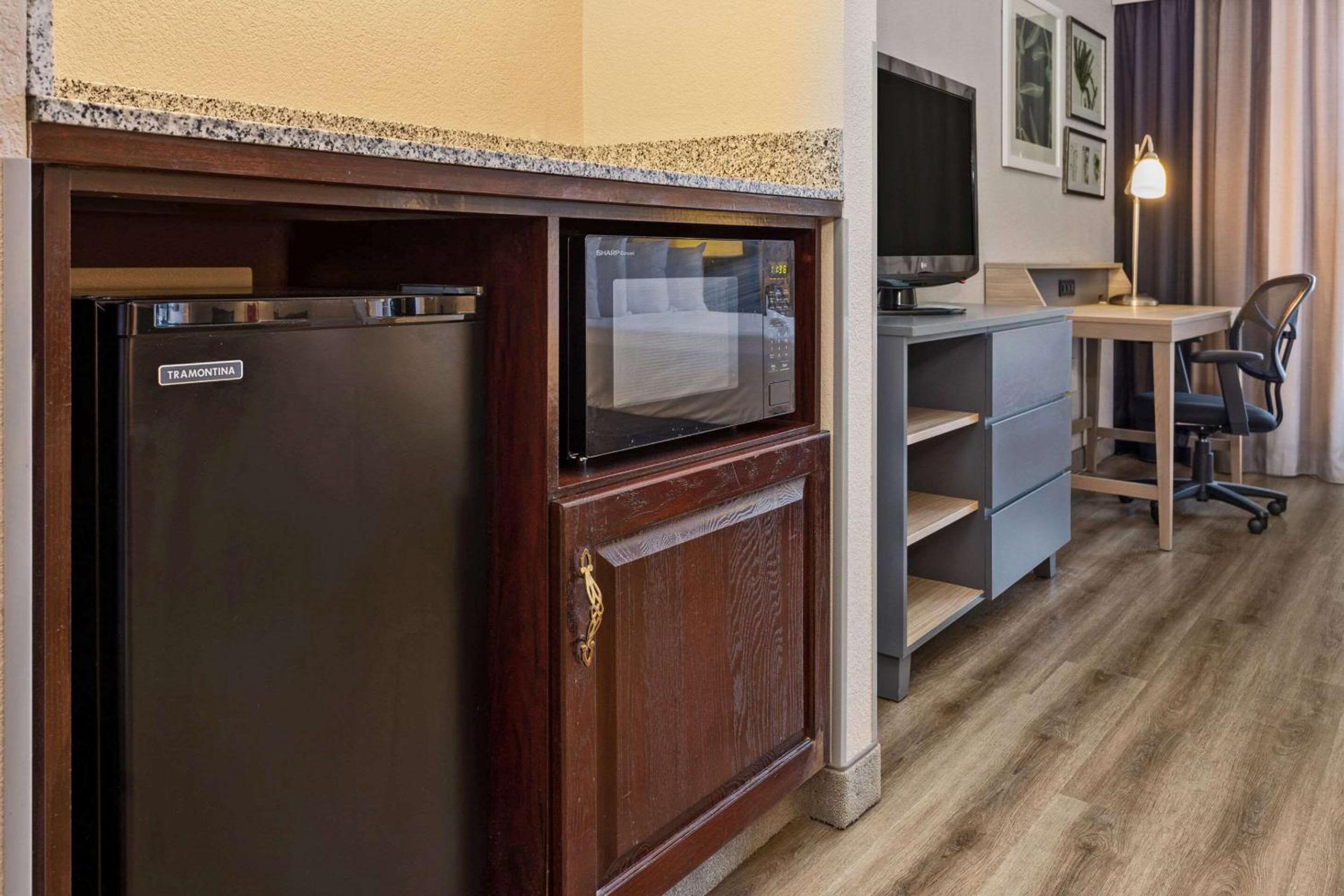 Queen Studio Suite - Disability Access/Non-Smoking - Photo 9