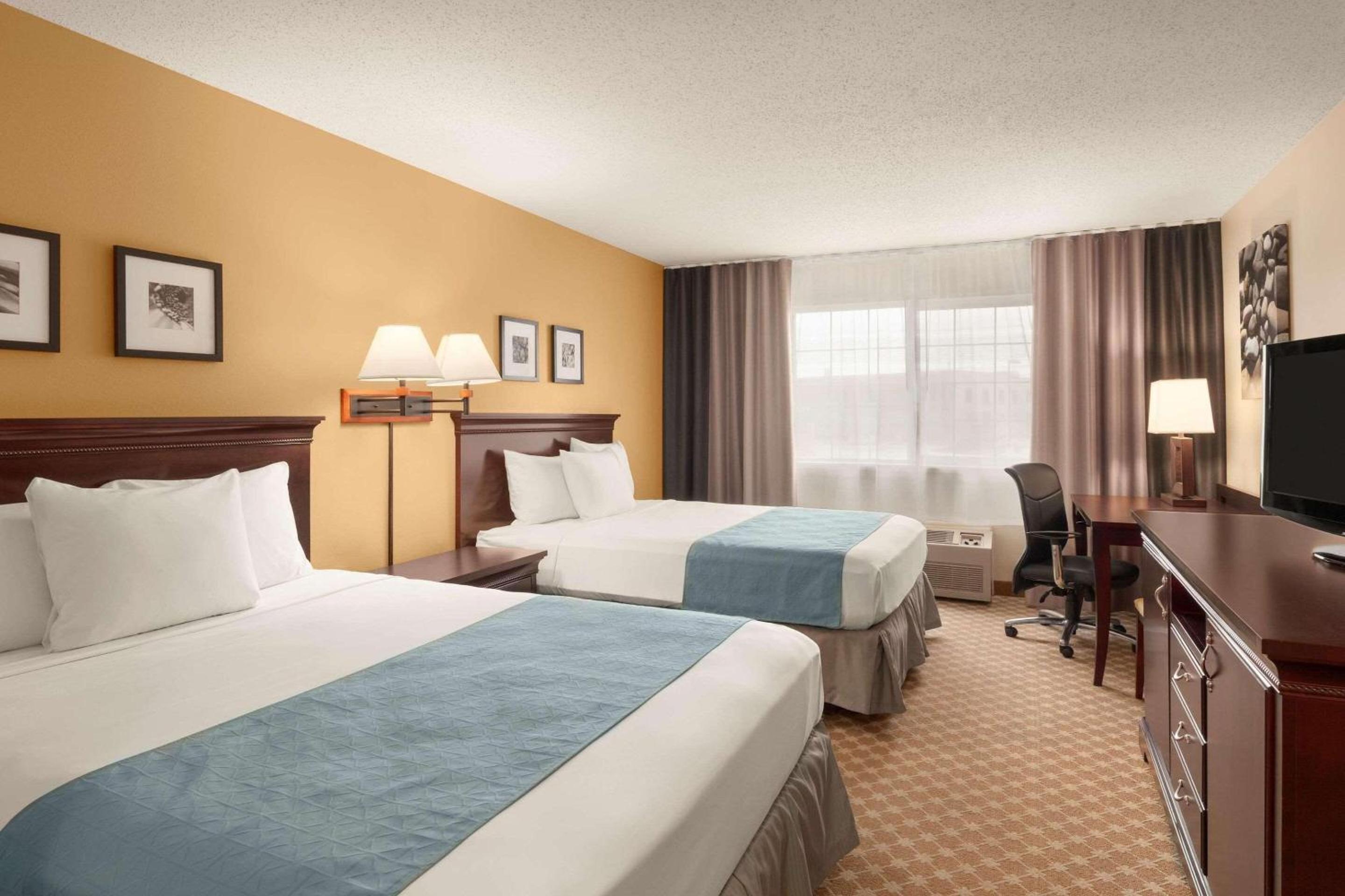 Queen Room with Two Queen Beds - Disability Access photo 2