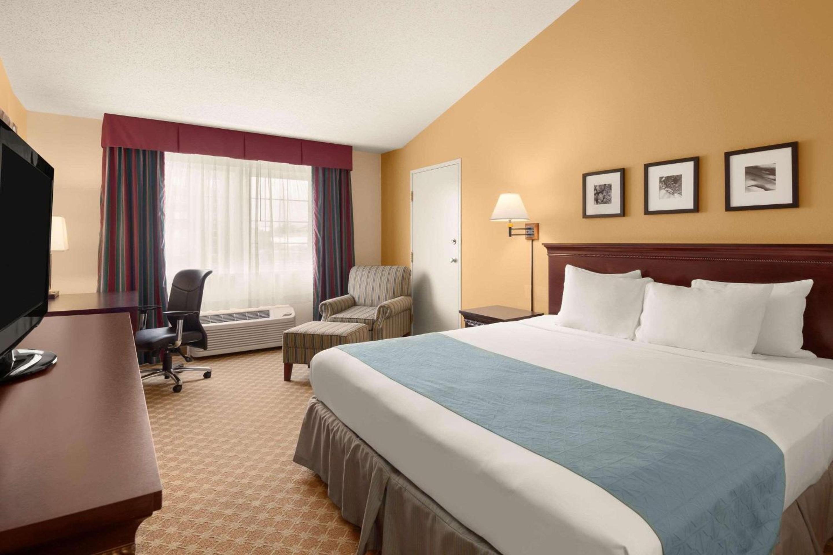 Queen Room with Roll-In Shower - Disability Access/Non-Smoking photo 2