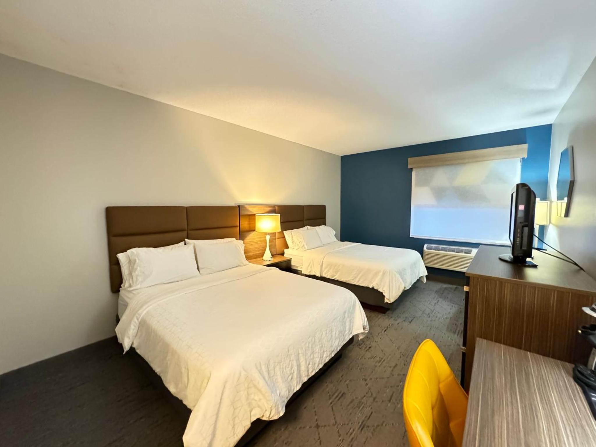 Standard Room with Two Queen Beds - Photo 2