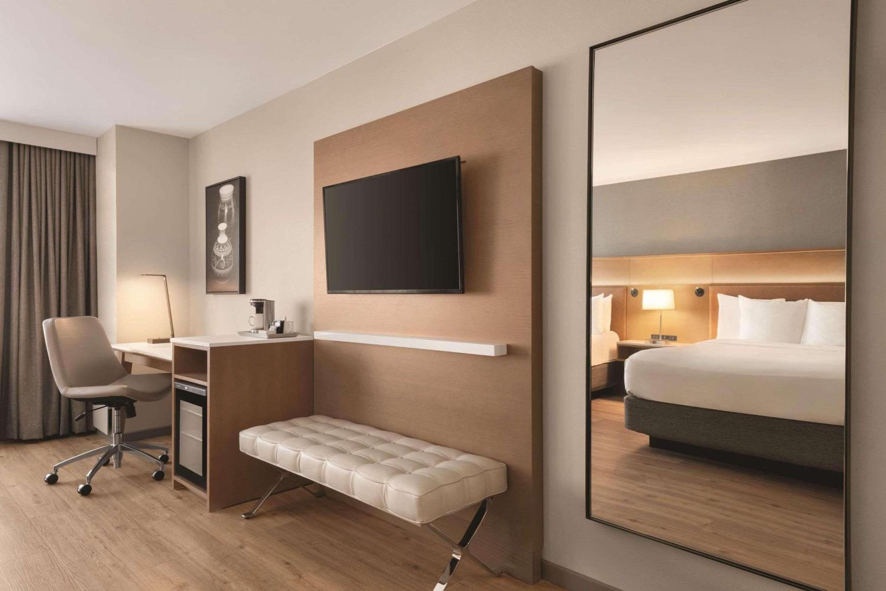 Premium Tower Queen Room with Two Queen Beds - Non-Smoking photo 3