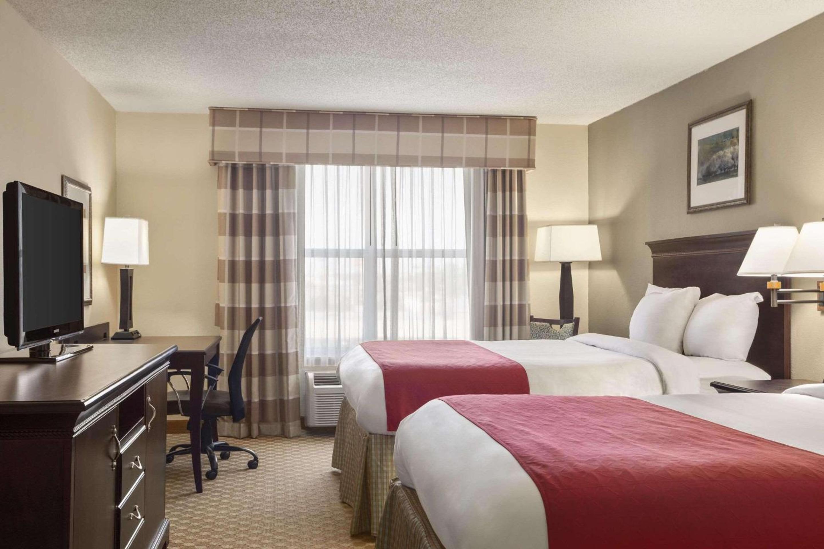 Queen Room with Two Queen Beds - Photo 2