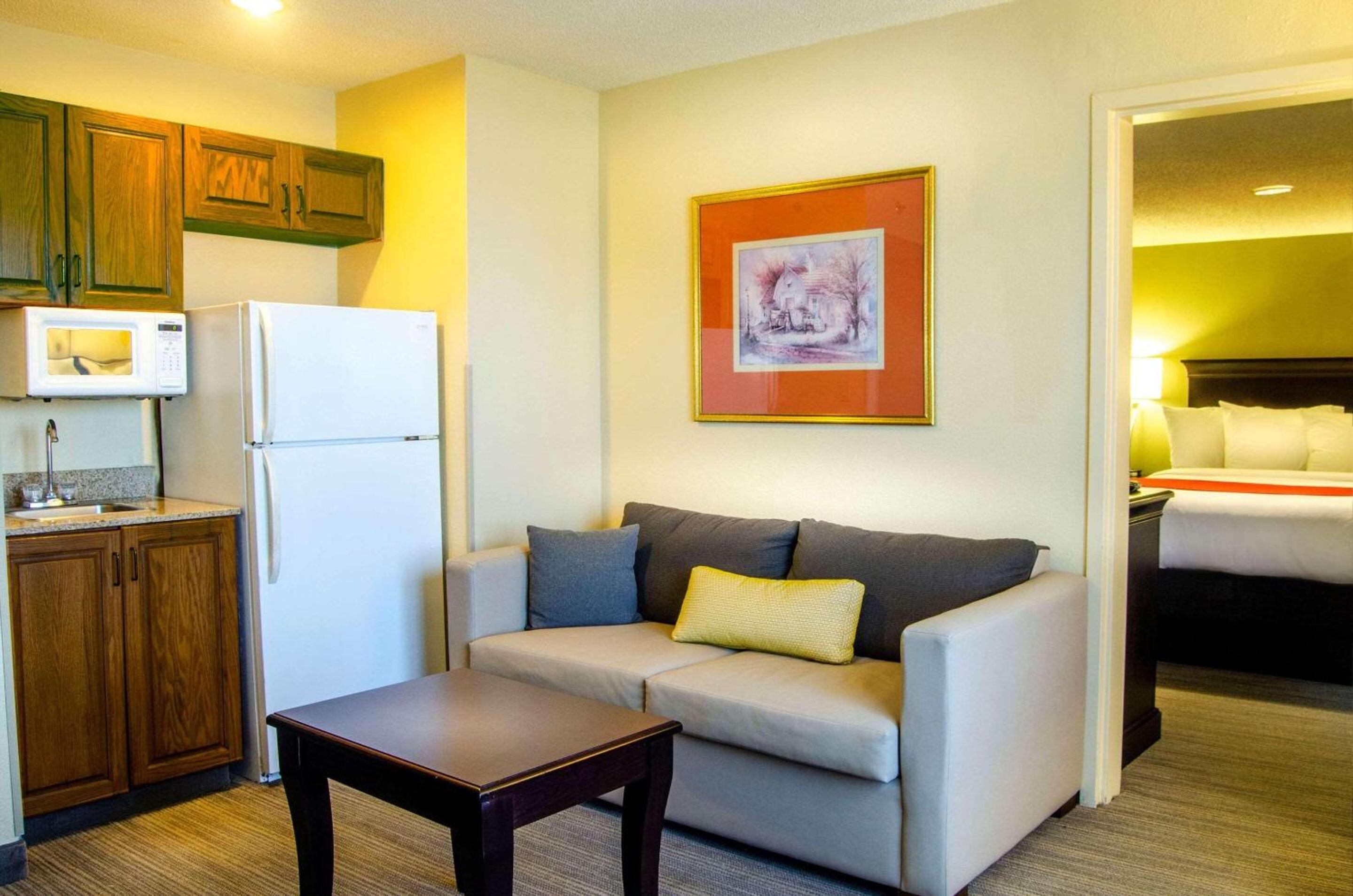 Queen Suite with Whirlpool- Non-Smoking - Photo 6
