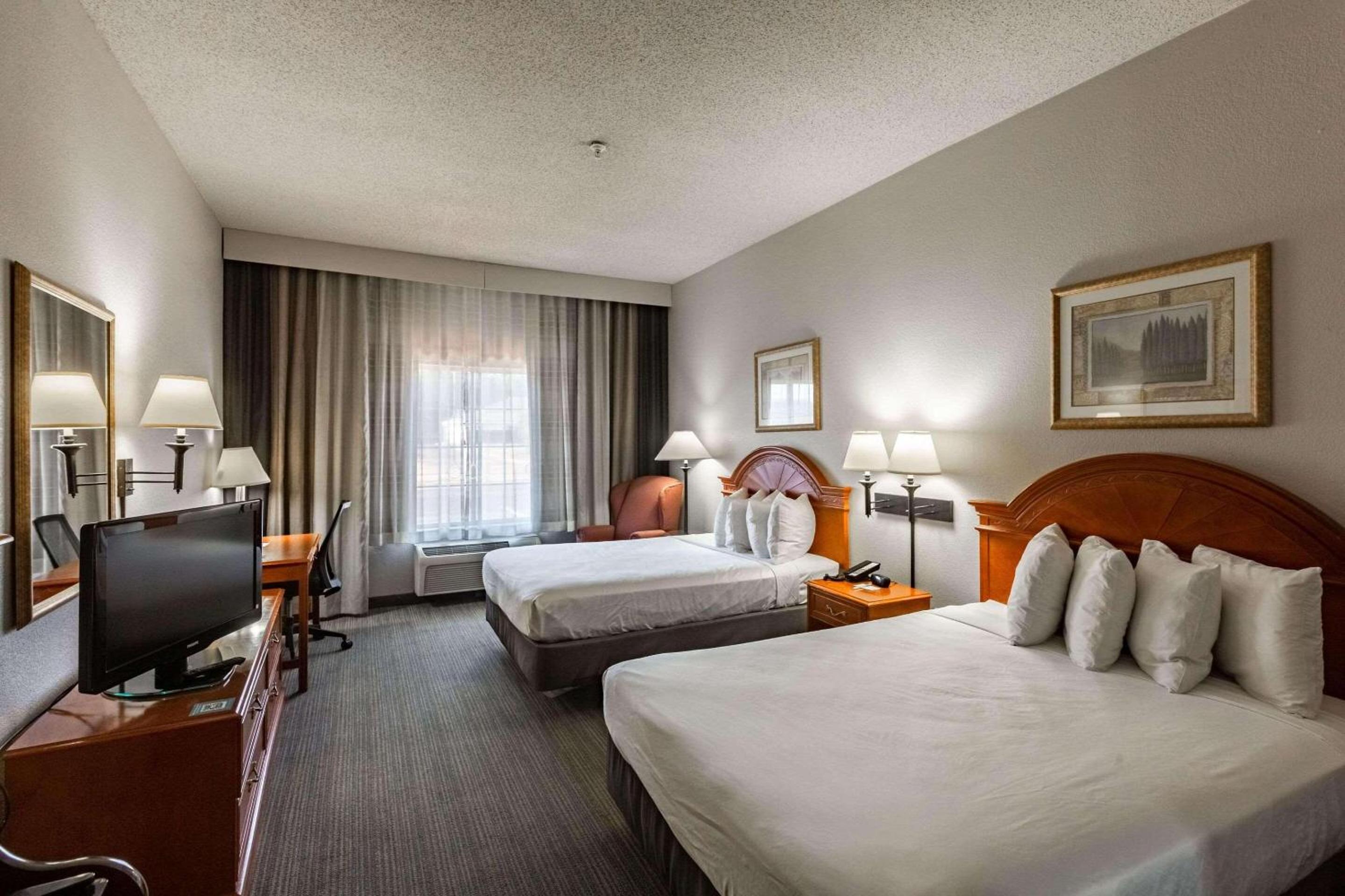 Queen Room with Two Queen Beds - Non-Smoking - Photo 2