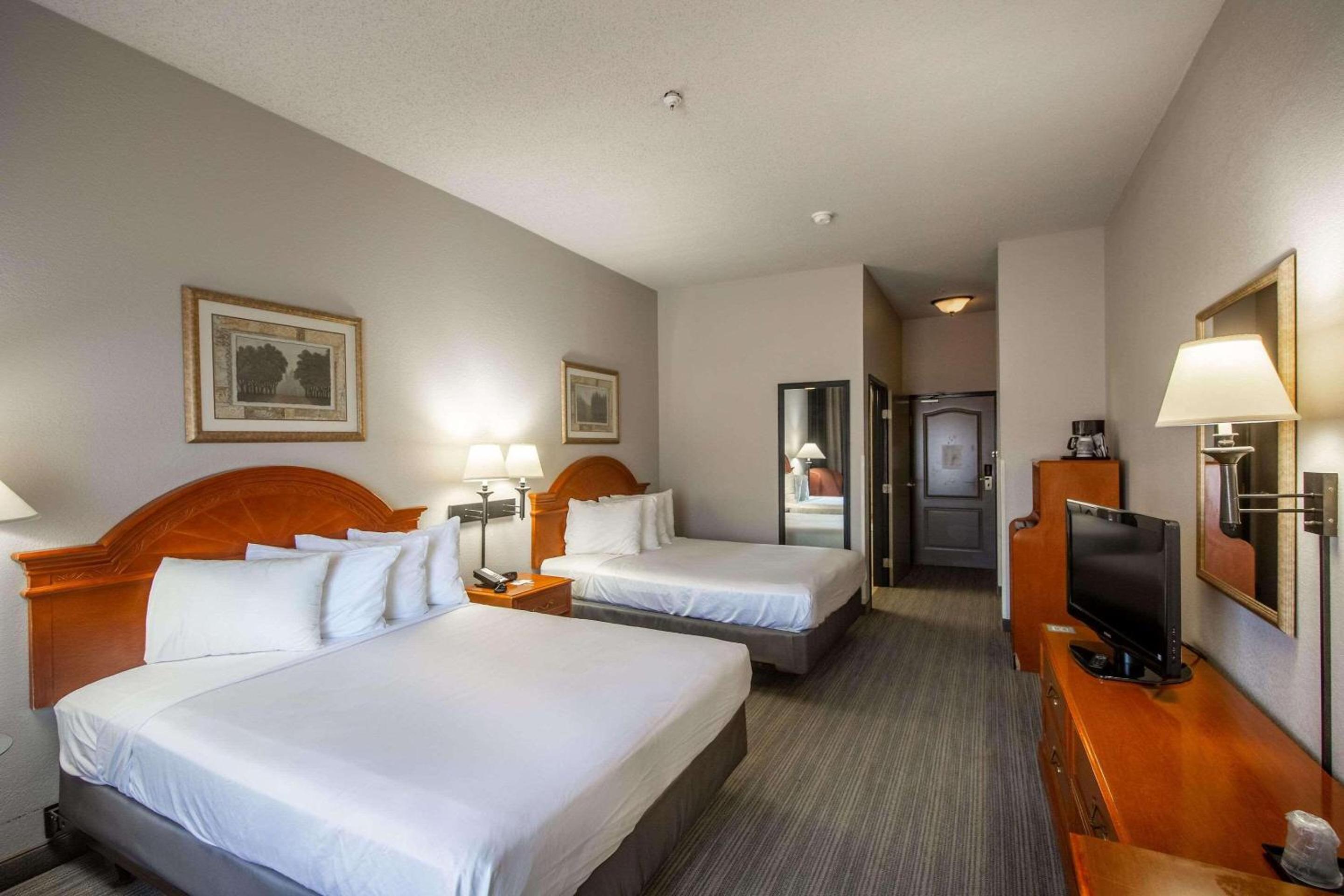 Queen Room with Two Queen Beds - Non-Smoking - Photo 3