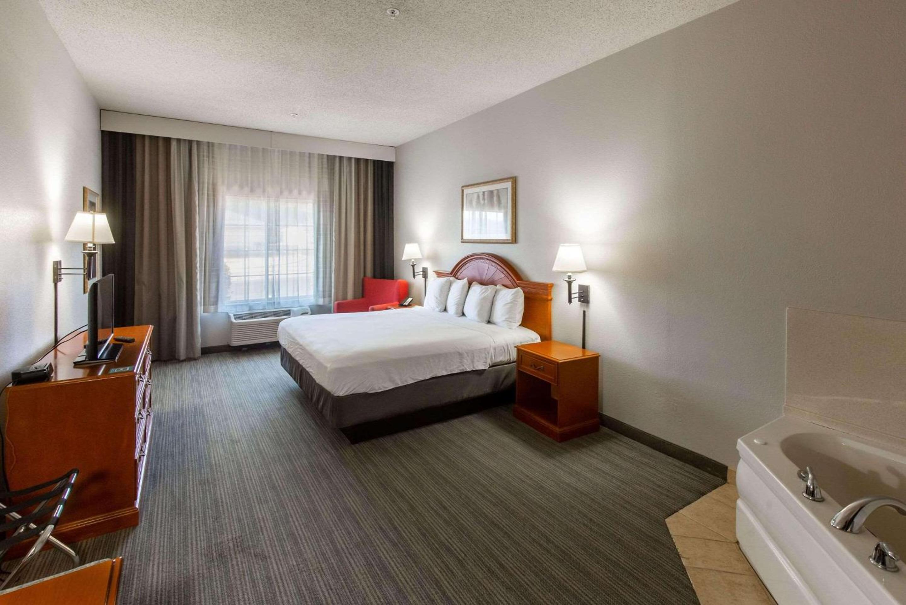 King Suite with Whirlpool - Non-Smoking - Photo 1