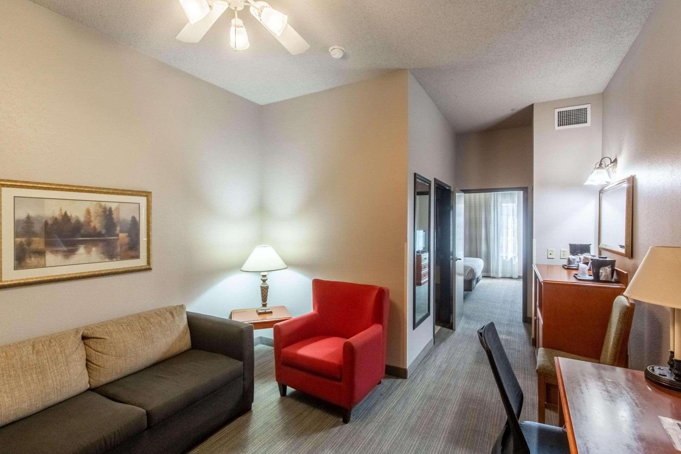 One-Bedroom King Suite - Non-Smoking - Photo 2
