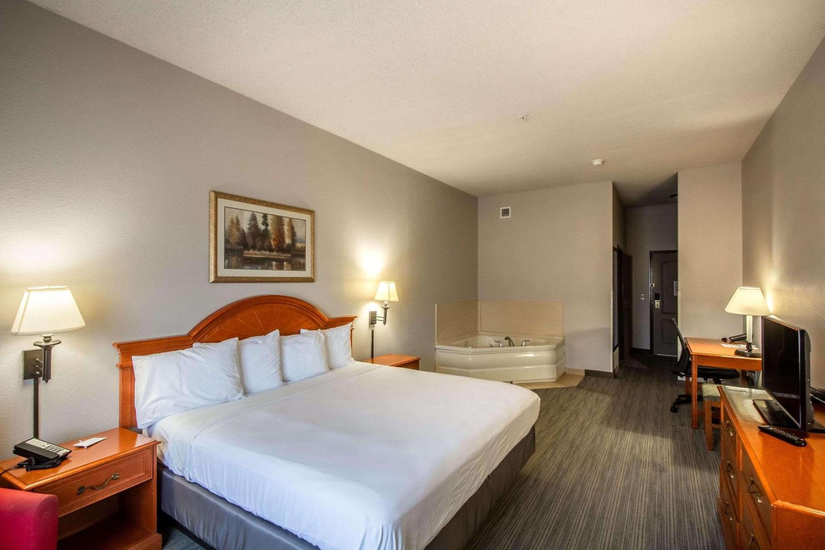 King Suite with Whirlpool - Non-Smoking - Photo 2