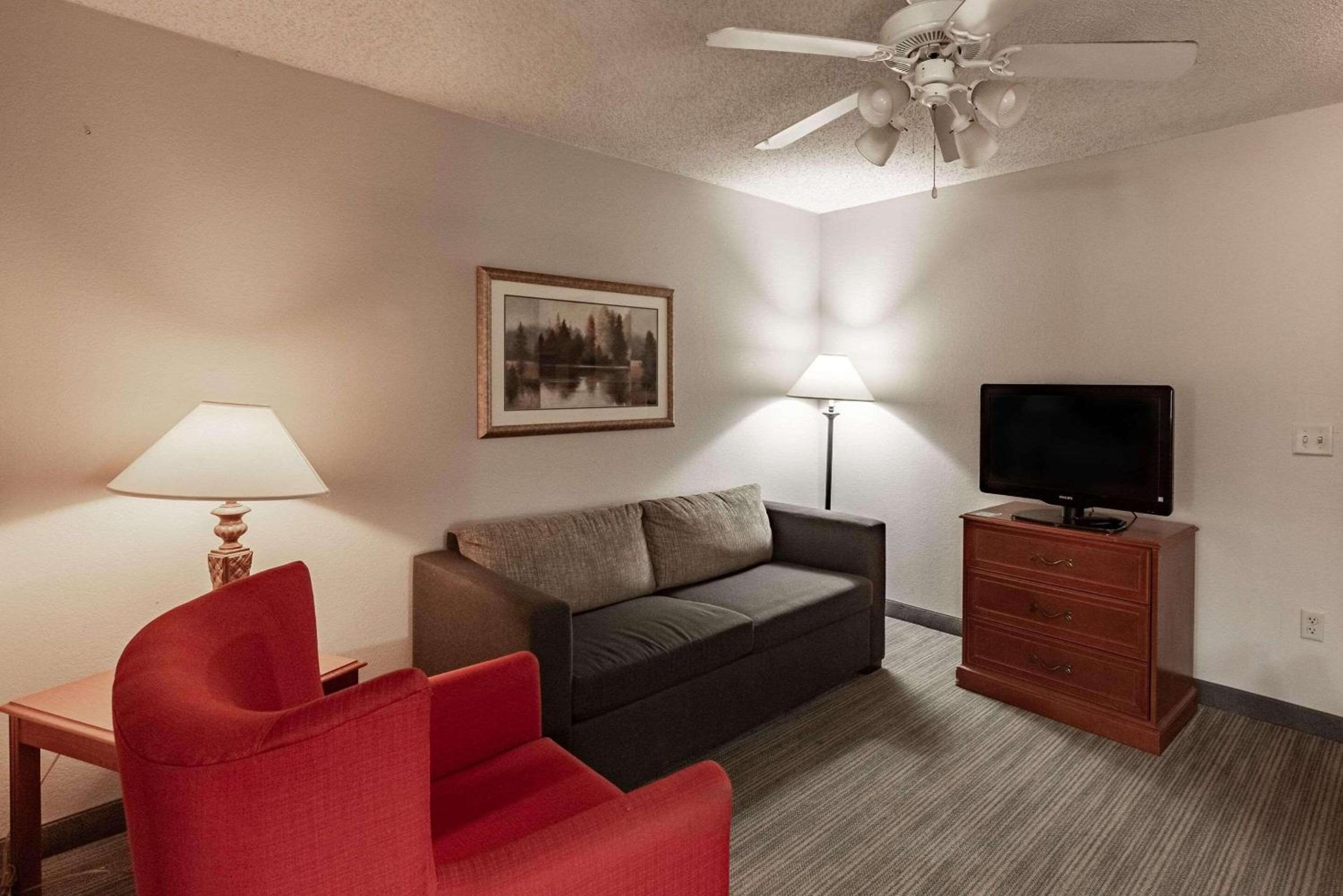 One-Bedroom King Suite - Non-Smoking - Photo 3