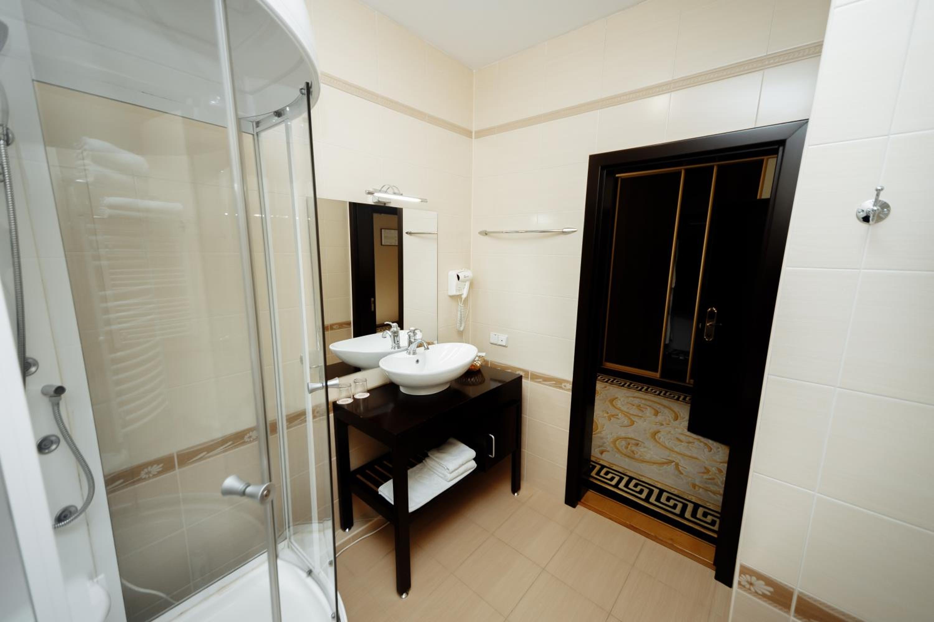 King Room with Two King Beds - Photo 5