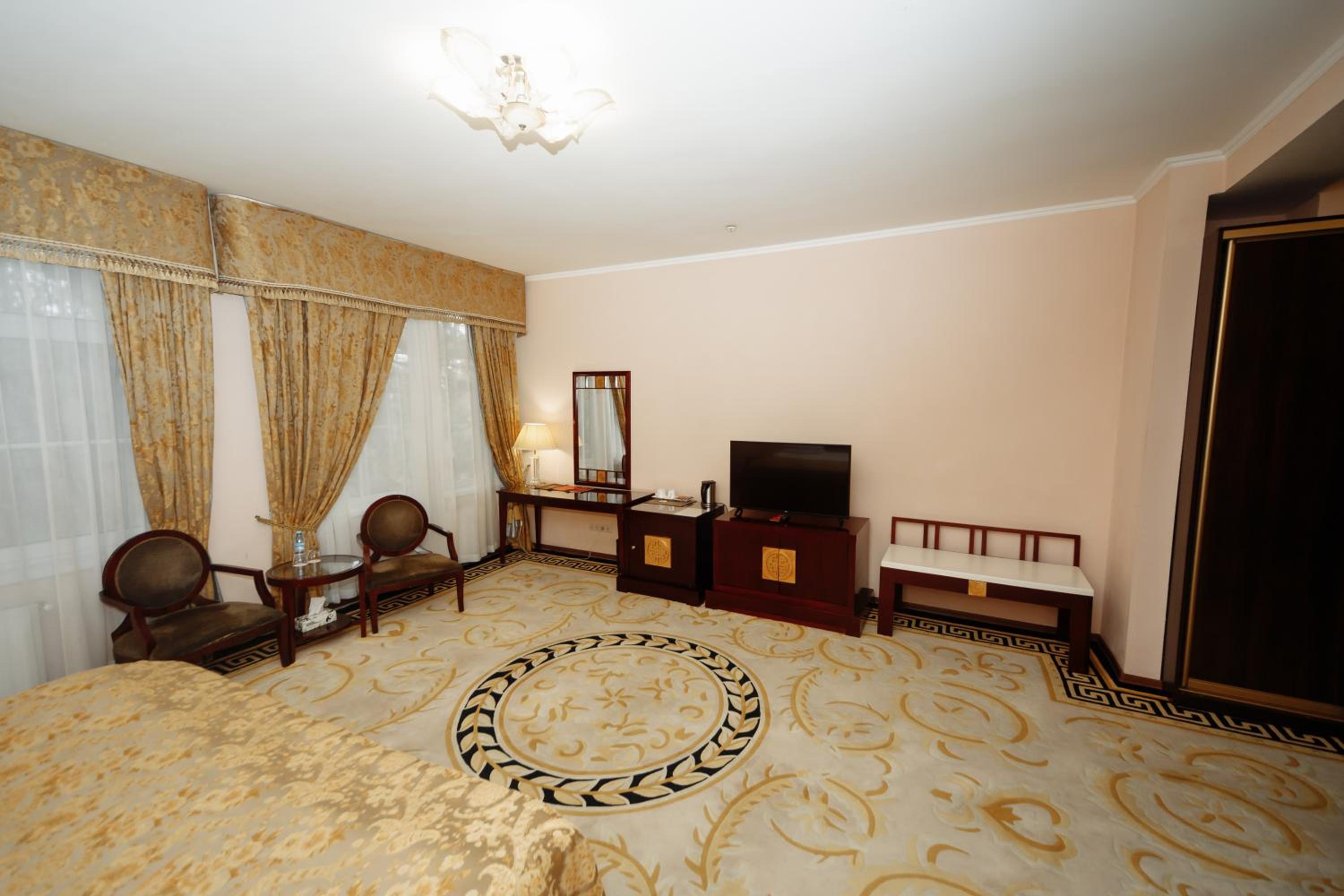 Suite - Photo 3