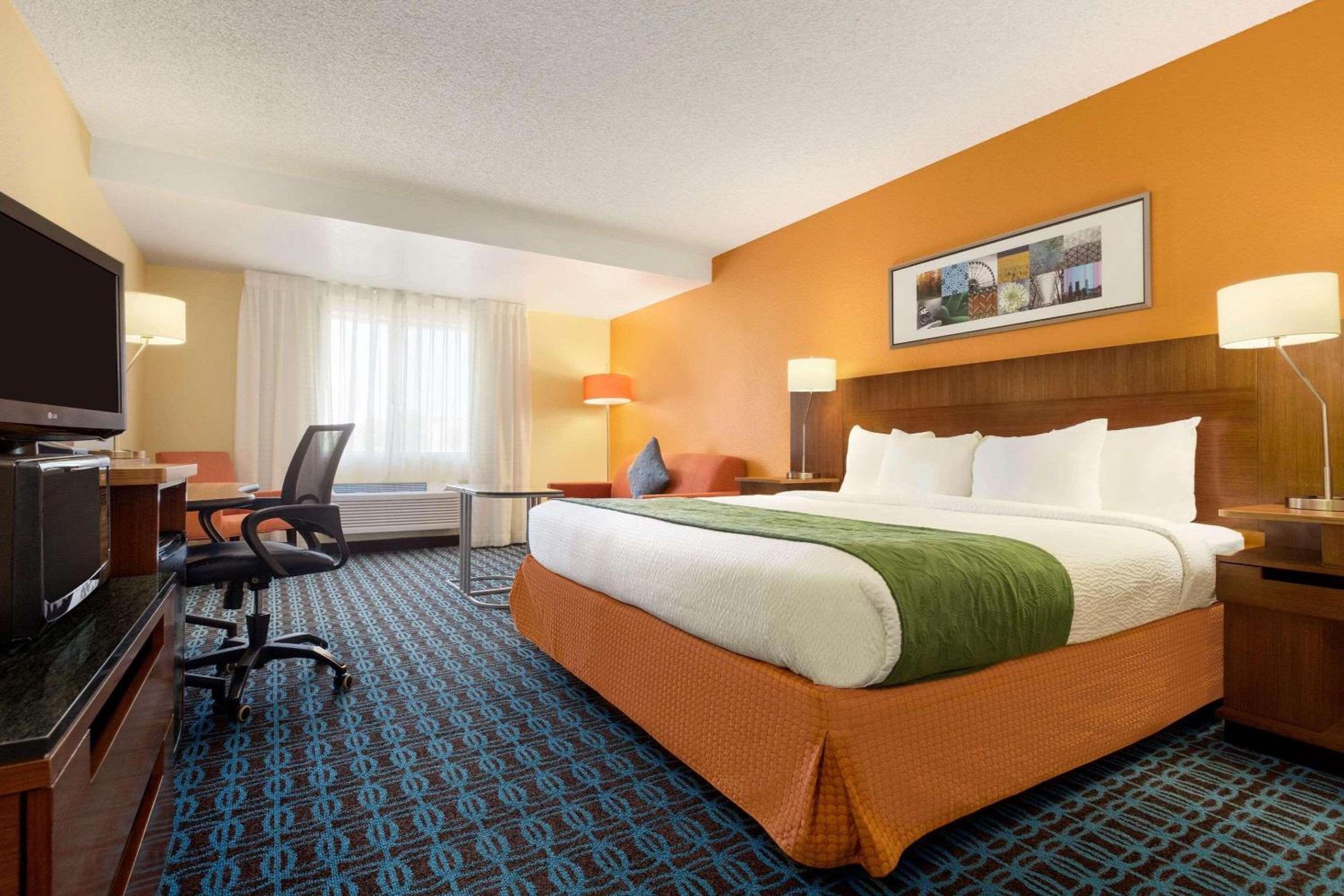 King Room - Accessible/Non-Smoking - Photo 3