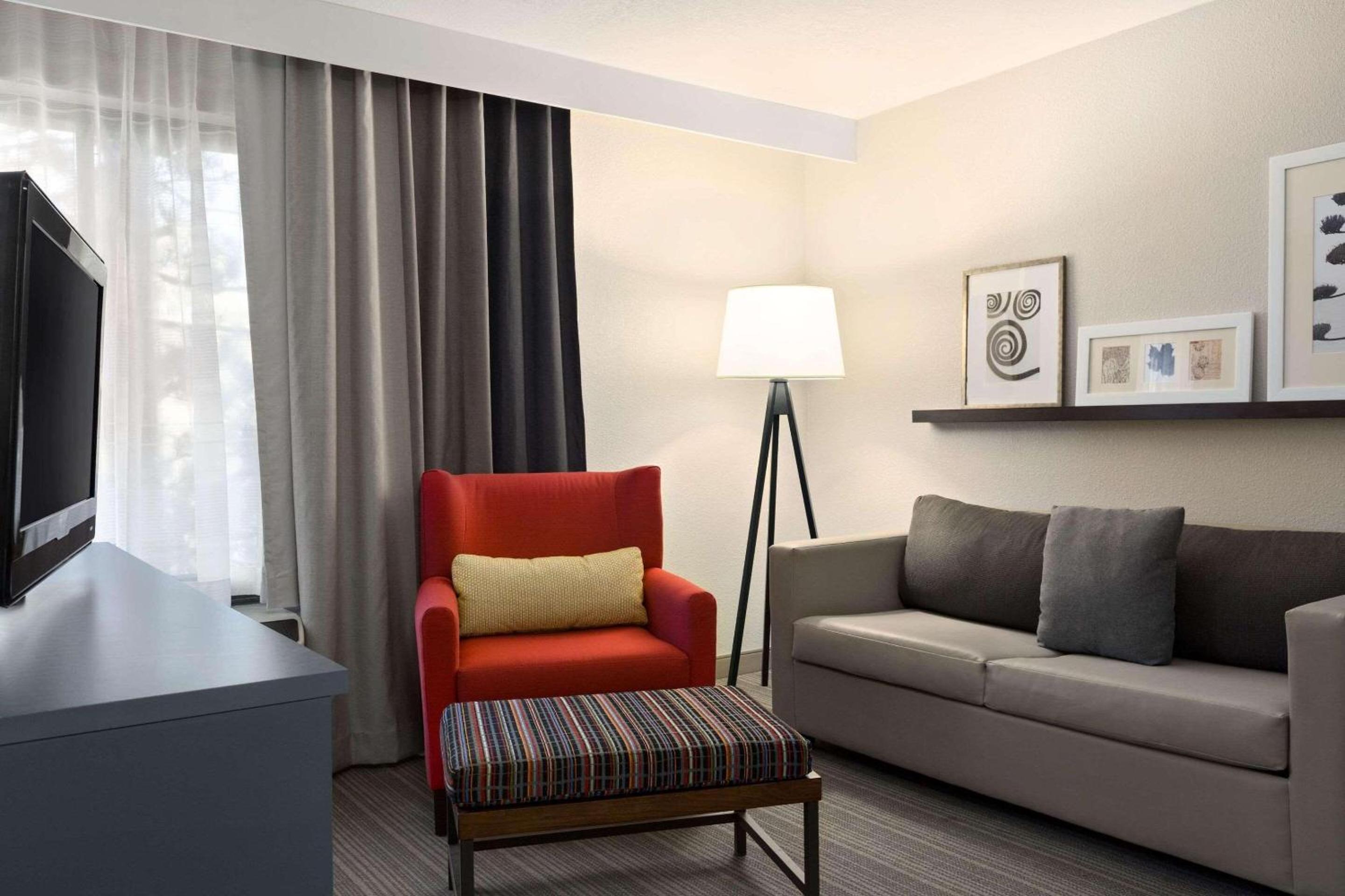 Queen Suite with Two Queen Beds and Sofa Bed - Non Smoking photo 2