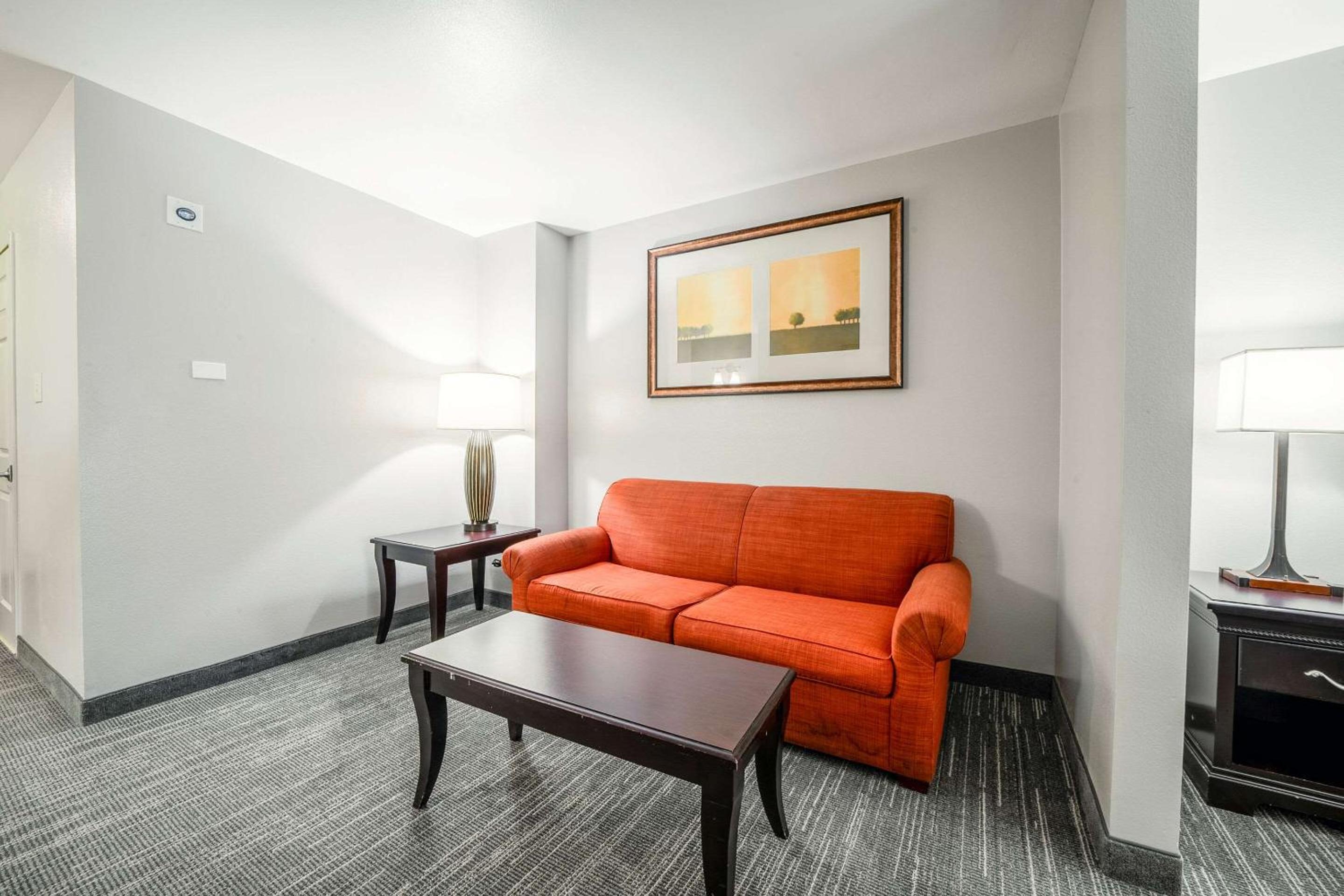 One-Bedroom King Suite with Roll In Shower - Non-Smoking - Photo 1