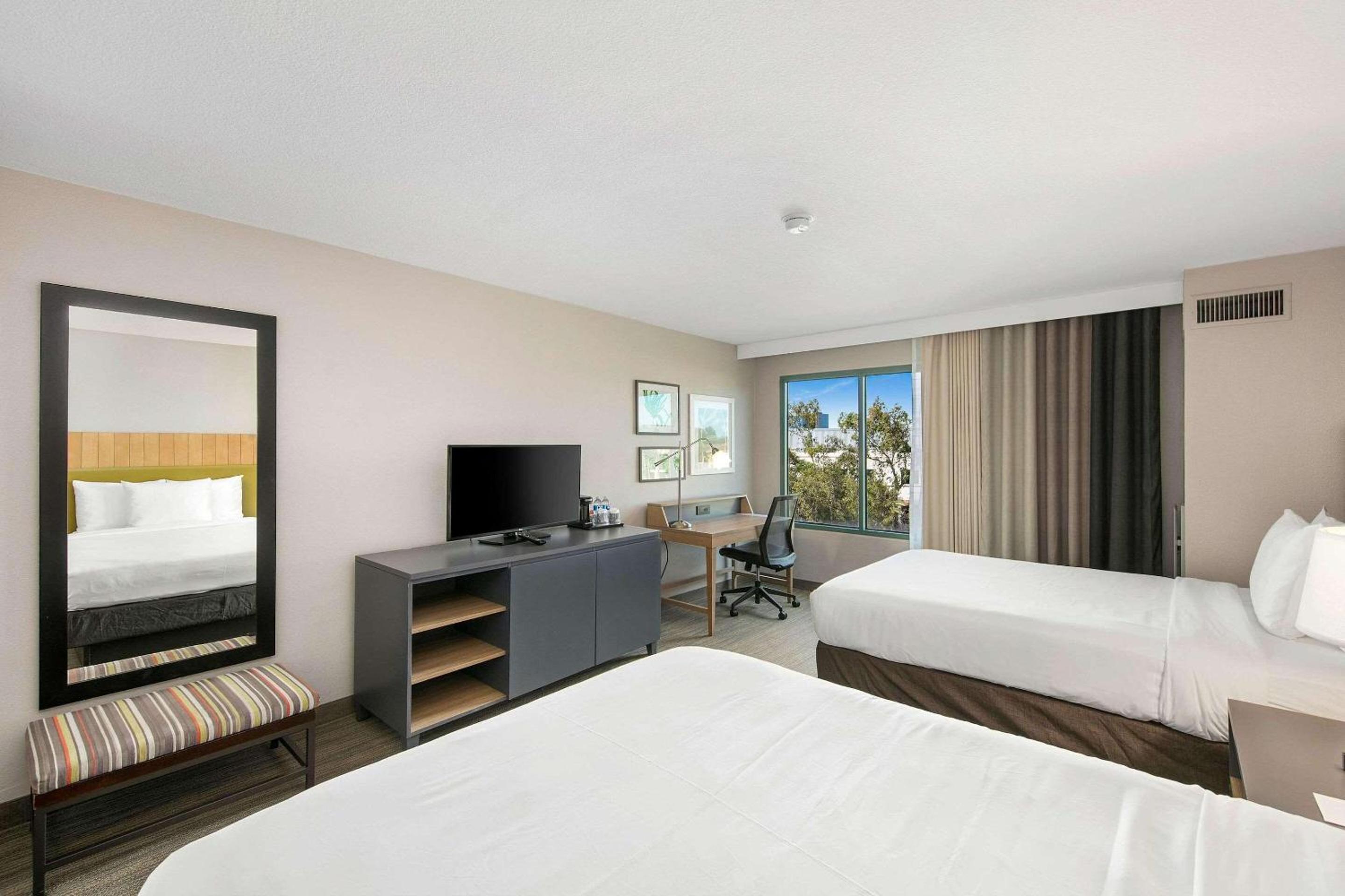 Queen Room with Two Queen Beds - Photo 2