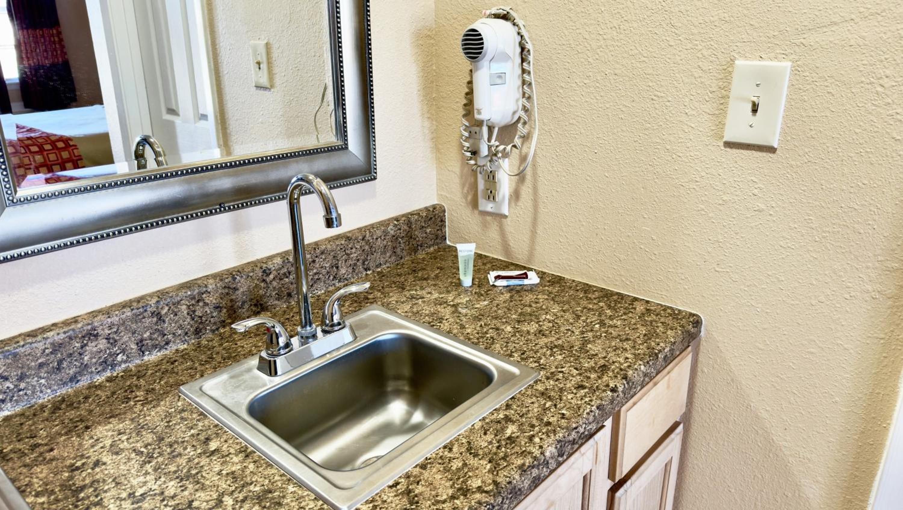 1 King Bed Kitchenette Non Smoking - Photo 3