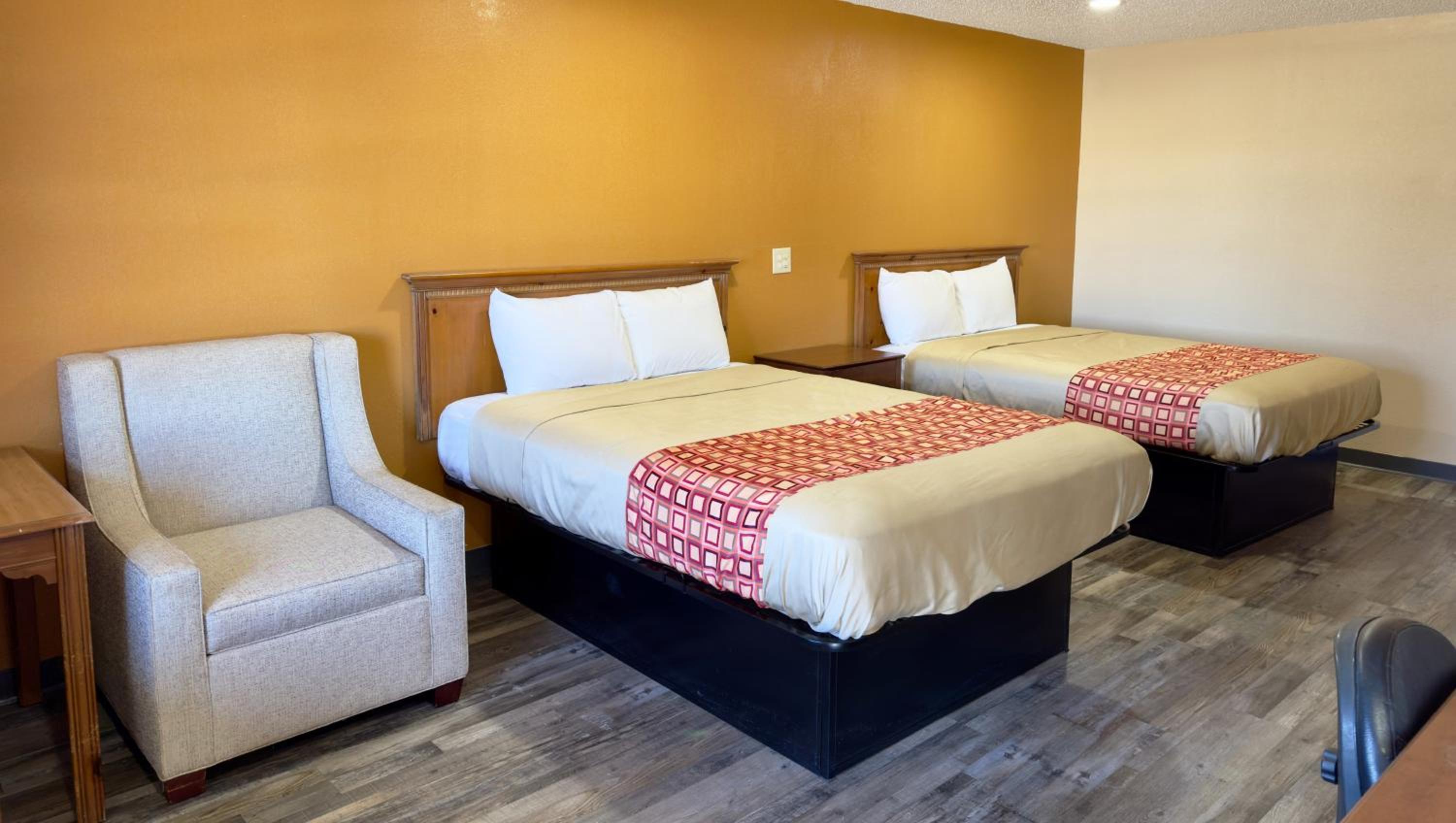 Room with Two Queen Beds Non-Smoking - Photo 11