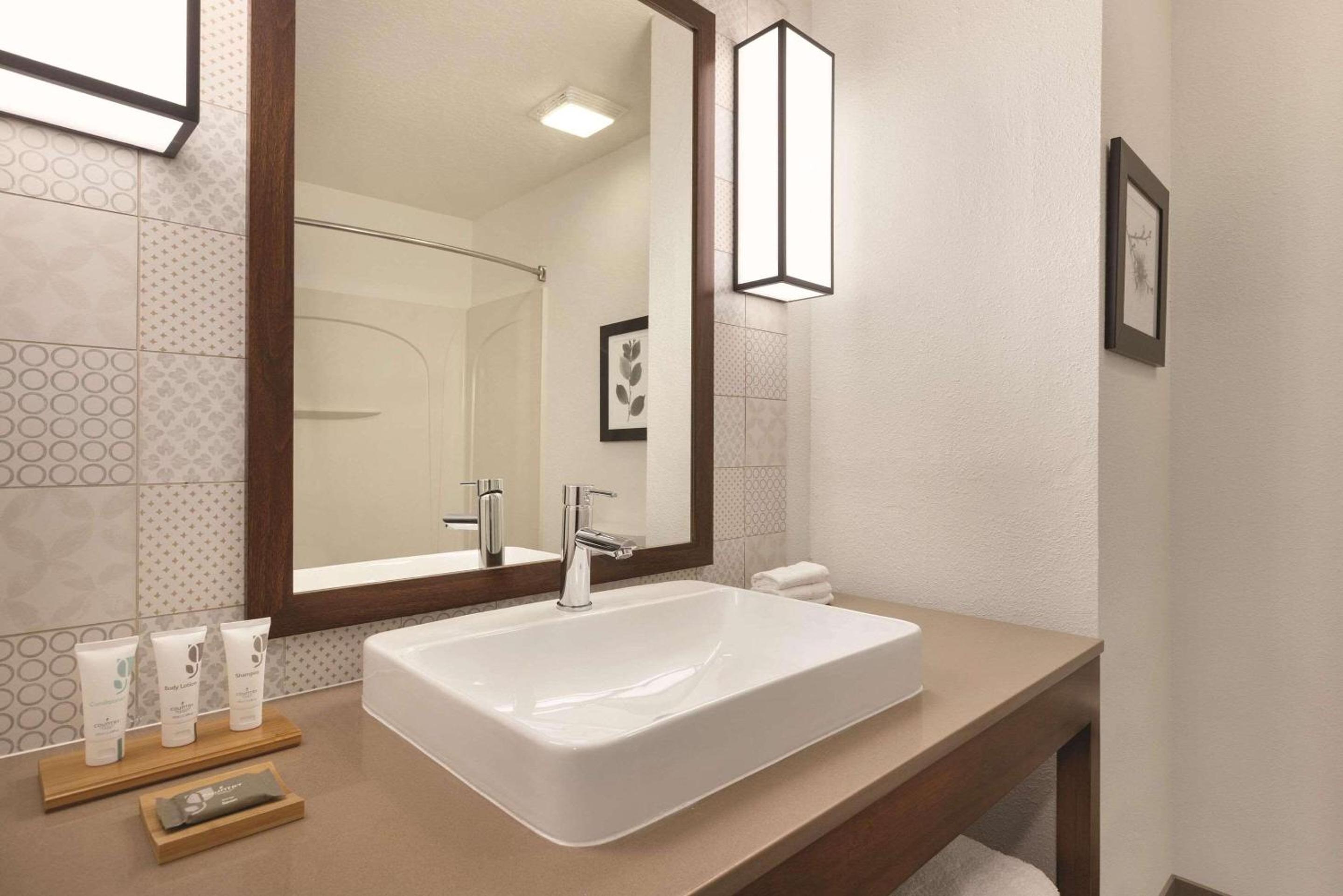 King Room - Non-Smoking - Photo 3