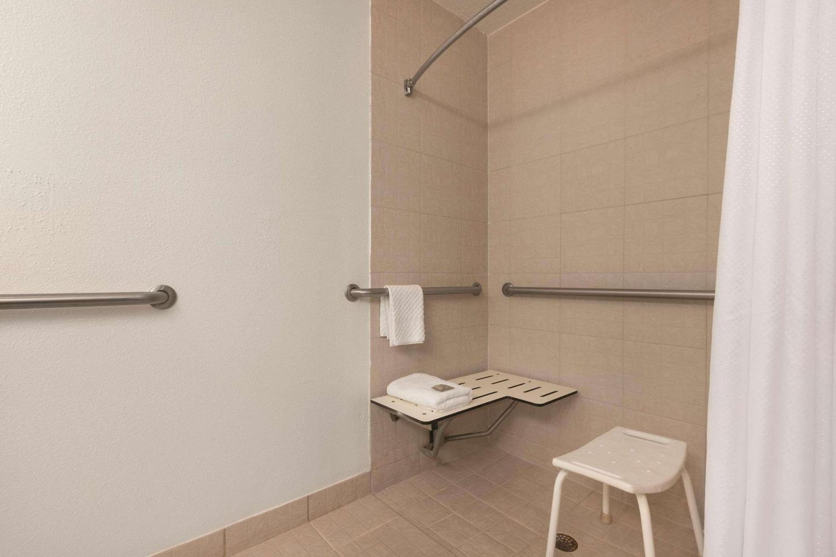 King Room with Roll-In Shower - Disability Access - Photo 2